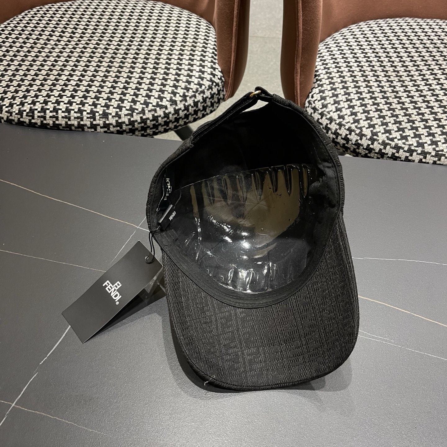 Fendi 常年 款，口碑极佳，1:1开模订制，轻盈透气 质量超赞，基础头围56，贴片可调节