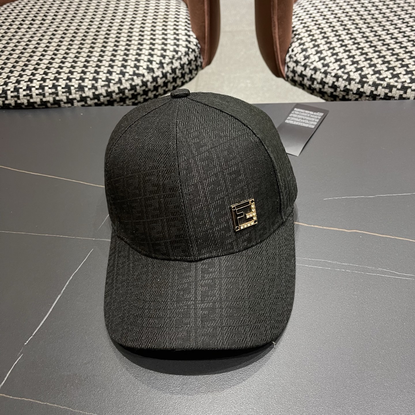 Fendi 常年 款，口碑极佳，1:1开模订制，轻盈透气 质量超赞，基础头围56，贴片可调节