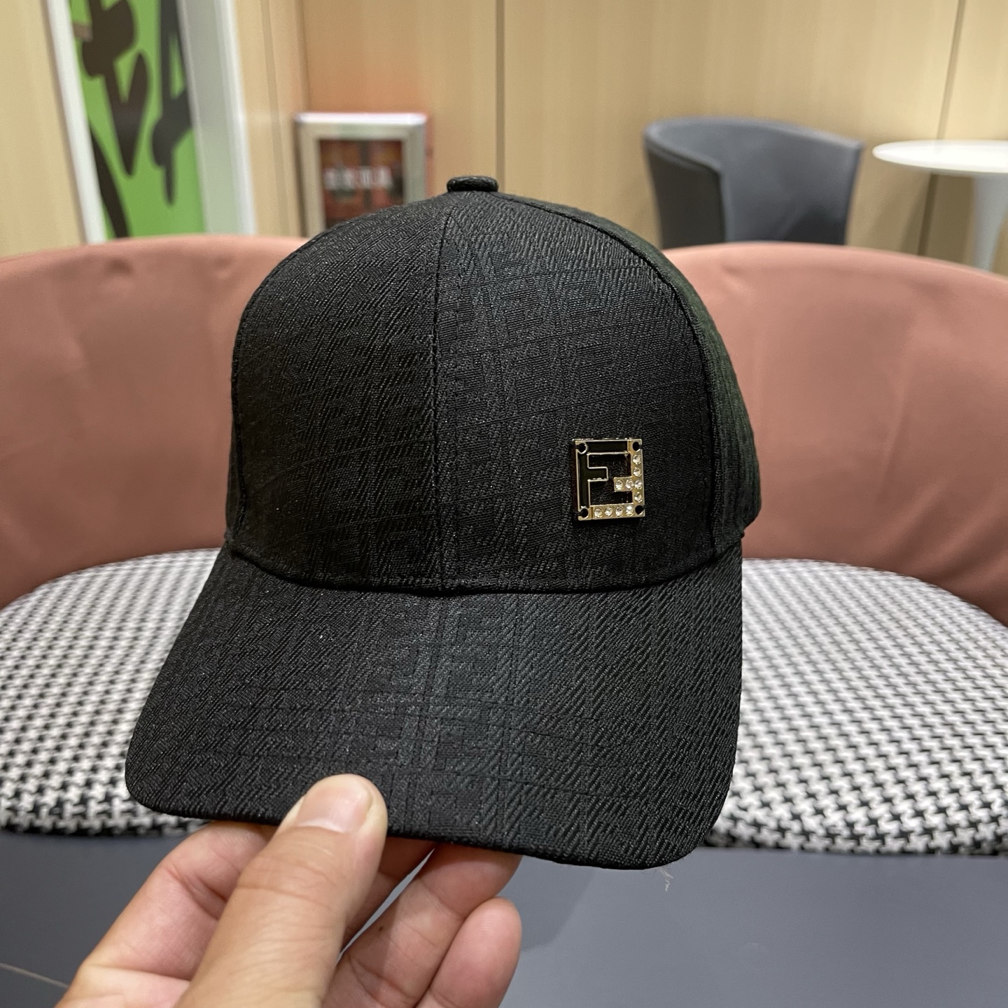 Fendi 常年 款，口碑极佳，1:1开模订制，轻盈透气 质量超赞，基础头围56，贴片可调节