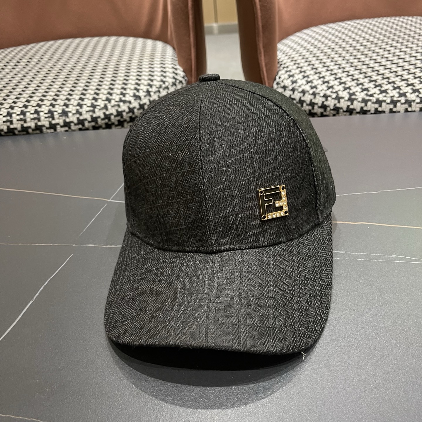 Fendi 常年 款，口碑极佳，1:1开模订制，轻盈透气 质量超赞，基础头围56，贴片可调节
