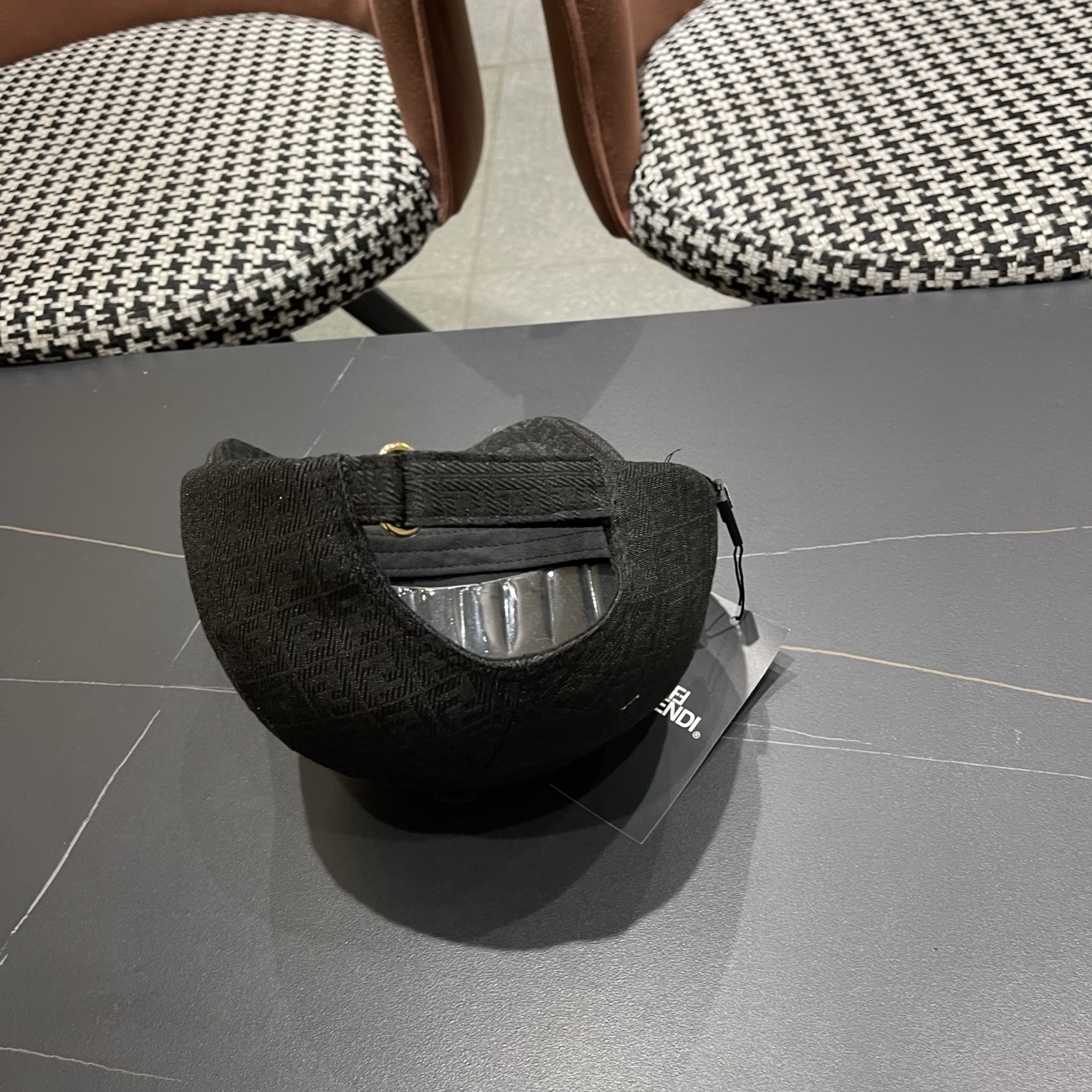 Fendi 常年 款，口碑极佳，1:1开模订制，轻盈透气 质量超赞，基础头围56，贴片可调节