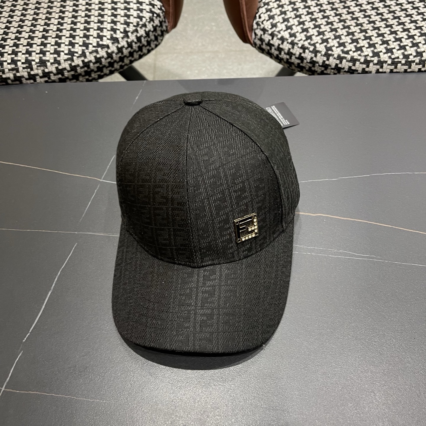 Fendi 常年 款，口碑极佳，1:1开模订制，轻盈透气 质量超赞，基础头围56，贴片可调节