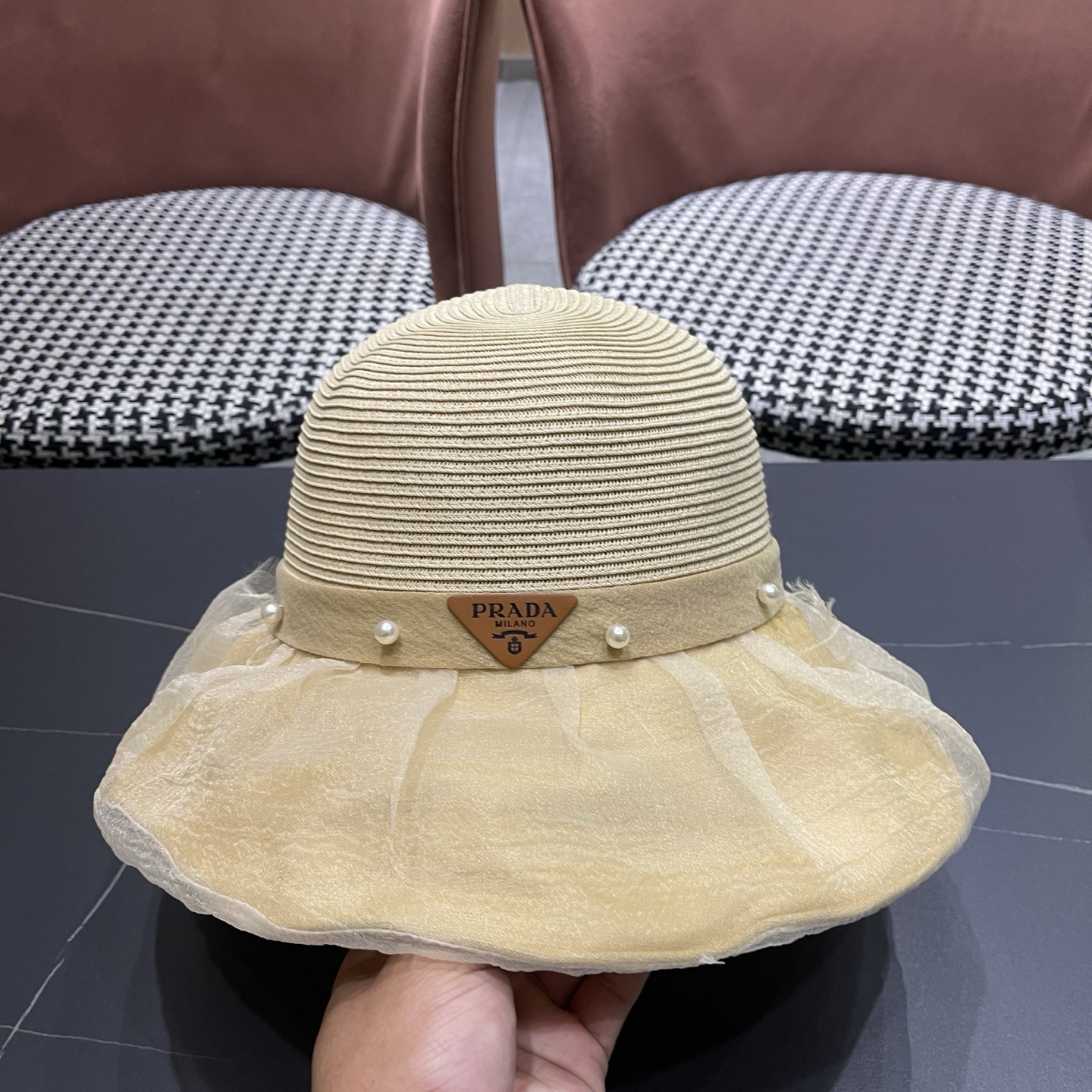 普拉达PRADA 2026早春新款防晒休闲度假遮阳帽子女珍珠蝴蝶结草编渔夫帽显脸小