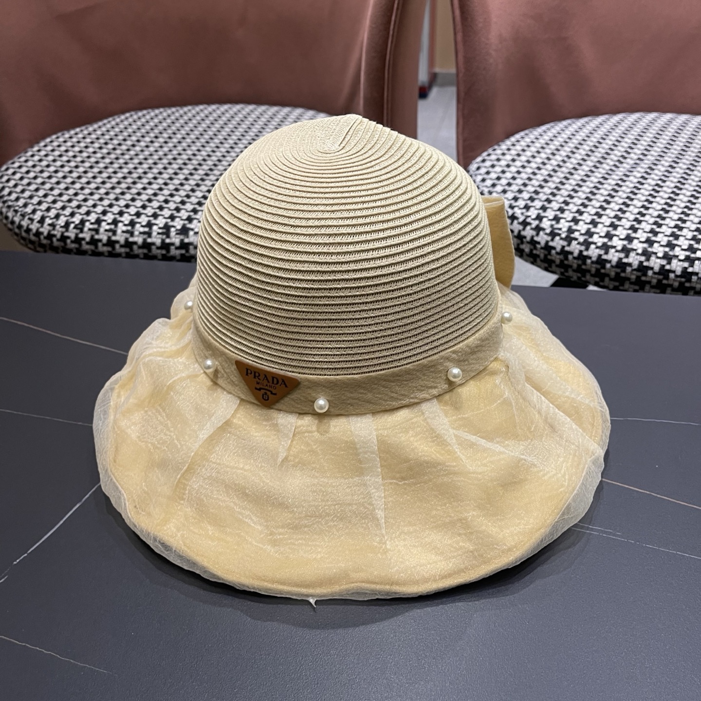 普拉达PRADA 2026早春新款防晒休闲度假遮阳帽子女珍珠蝴蝶结草编渔夫帽显脸小