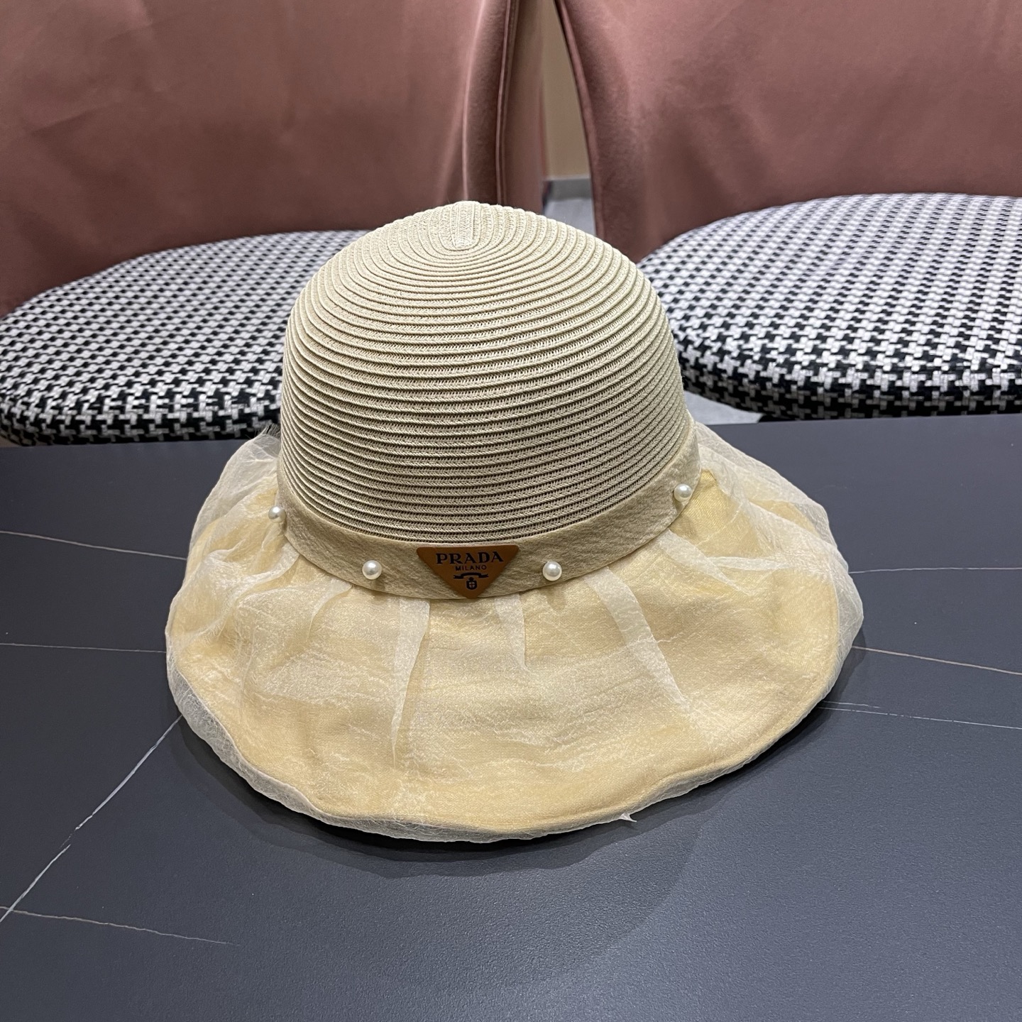 普拉达PRADA 2026早春新款防晒休闲度假遮阳帽子女珍珠蝴蝶结草编渔夫帽显脸小