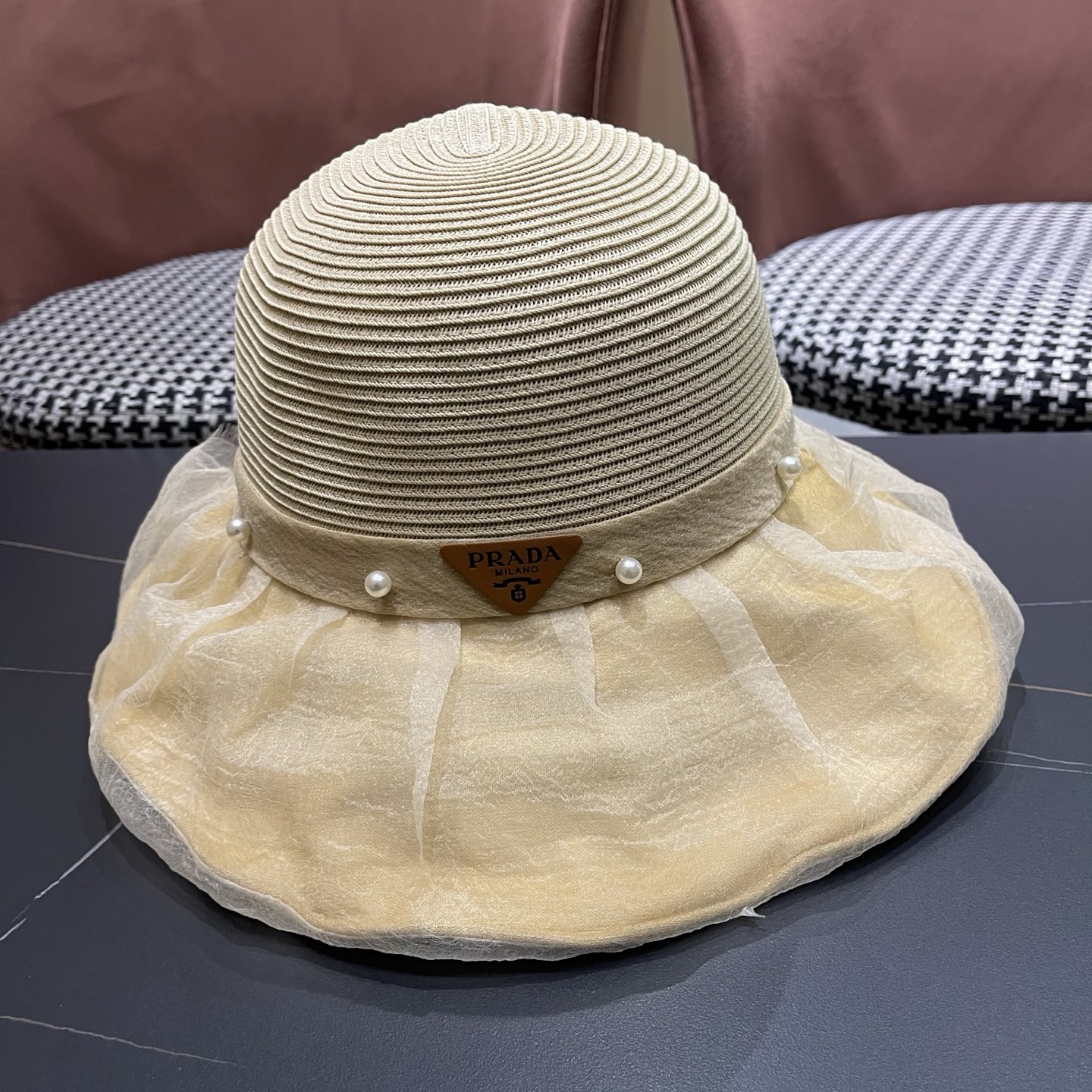 普拉达PRADA 2026早春新款防晒休闲度假遮阳帽子女珍珠蝴蝶结草编渔夫帽显脸小