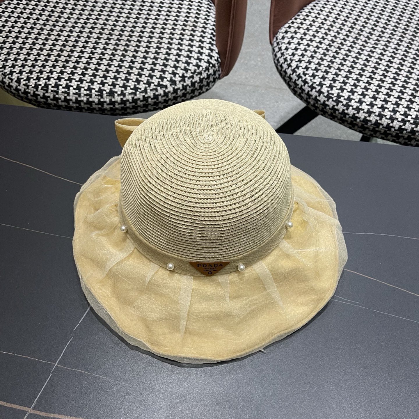 普拉达PRADA 2026早春新款防晒休闲度假遮阳帽子女珍珠蝴蝶结草编渔夫帽显脸小