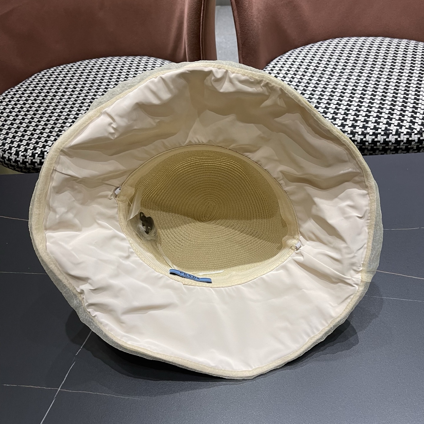 普拉达PRADA 2026早春新款防晒休闲度假遮阳帽子女珍珠蝴蝶结草编渔夫帽显脸小