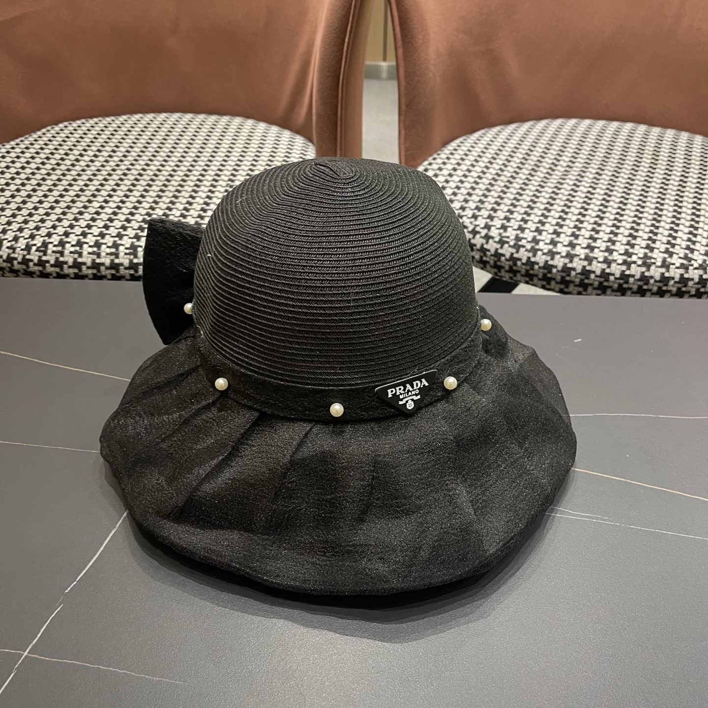 普拉达PRADA 2026早春新款防晒休闲度假遮阳帽子女珍珠蝴蝶结草编渔夫帽显脸小
