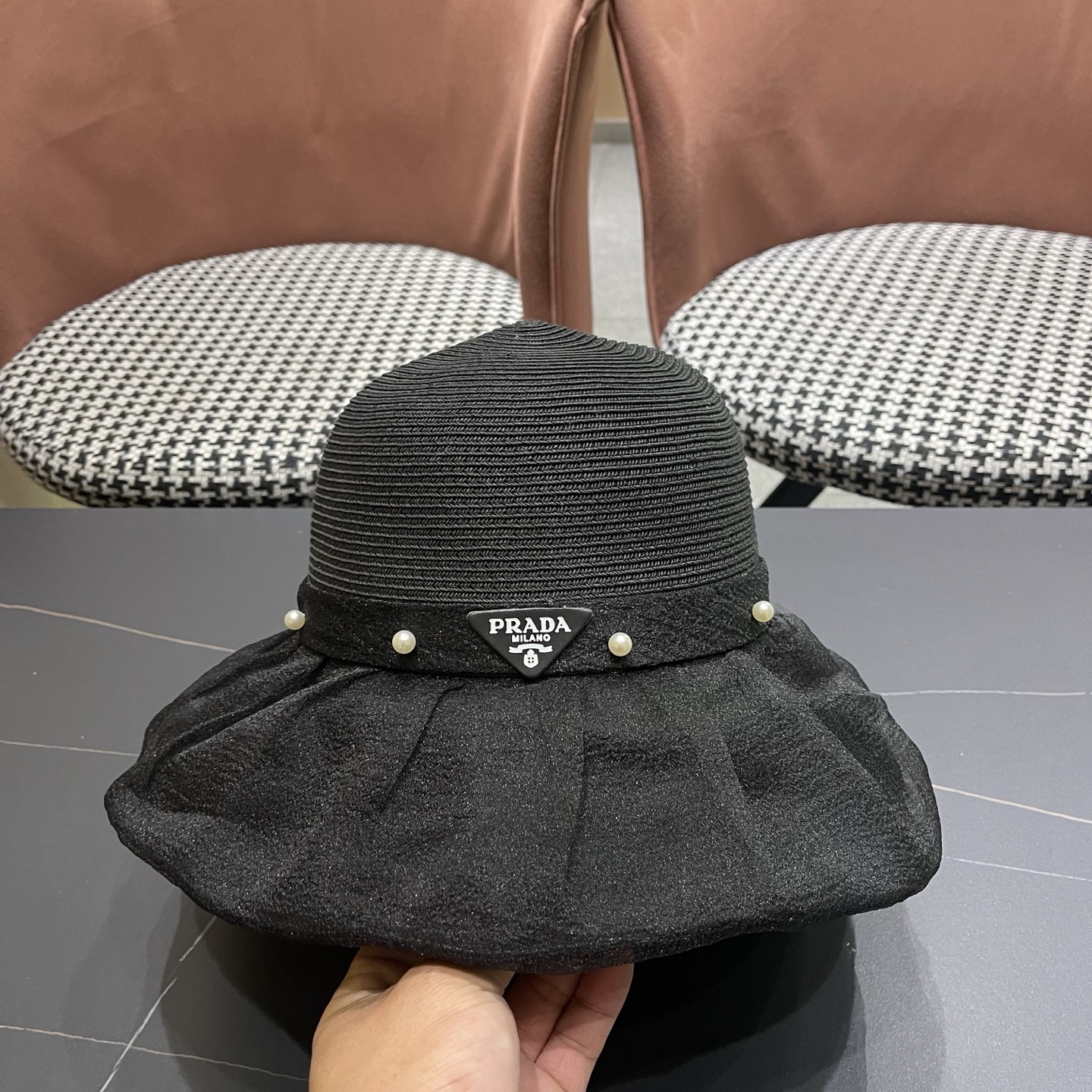 普拉达PRADA 2026早春新款防晒休闲度假遮阳帽子女珍珠蝴蝶结草编渔夫帽显脸小