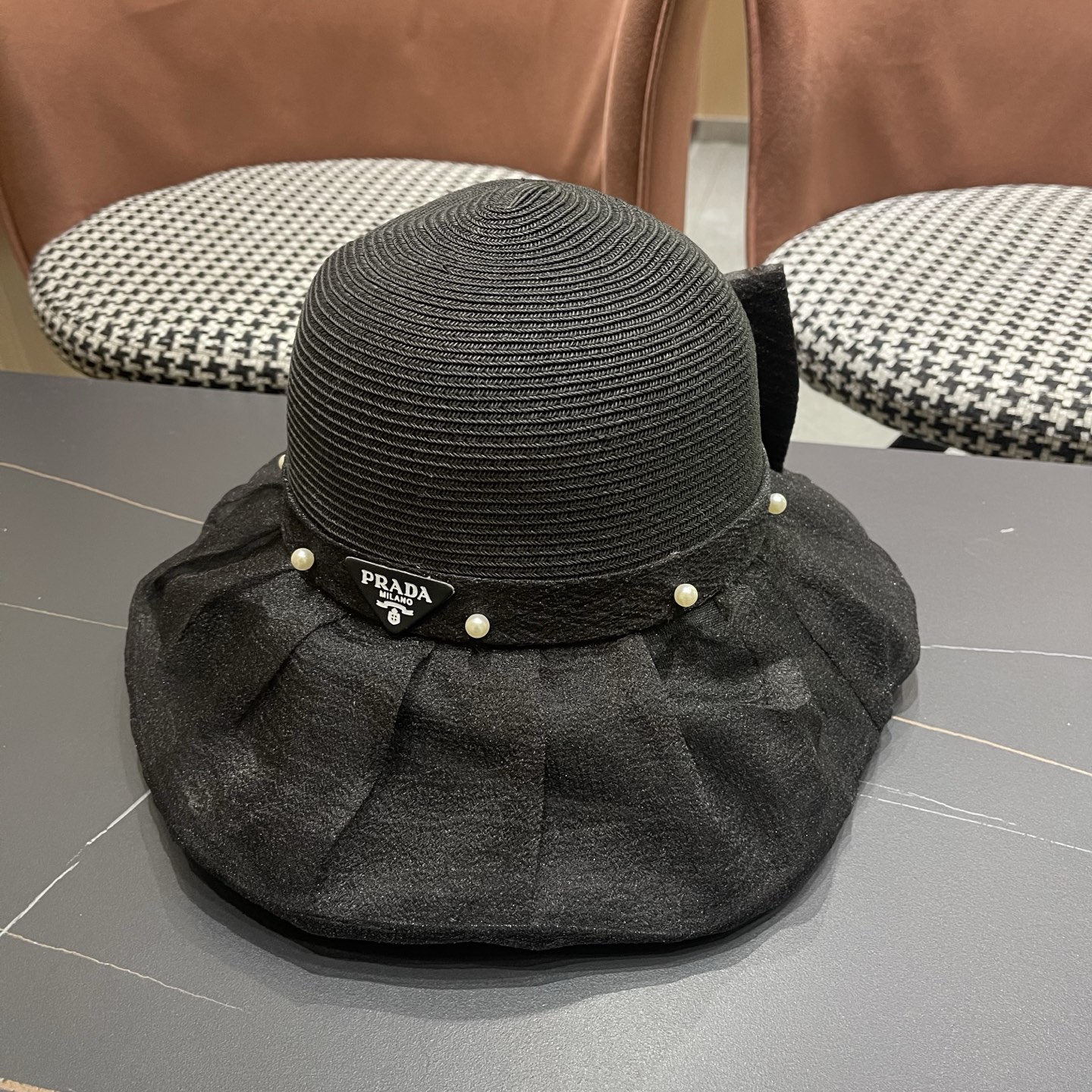 普拉达PRADA 2026早春新款防晒休闲度假遮阳帽子女珍珠蝴蝶结草编渔夫帽显脸小