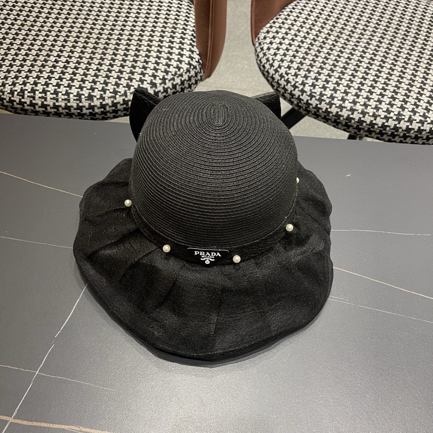 普拉达PRADA 2026早春新款防晒休闲度假遮阳帽子女珍珠蝴蝶结草编渔夫帽显脸小