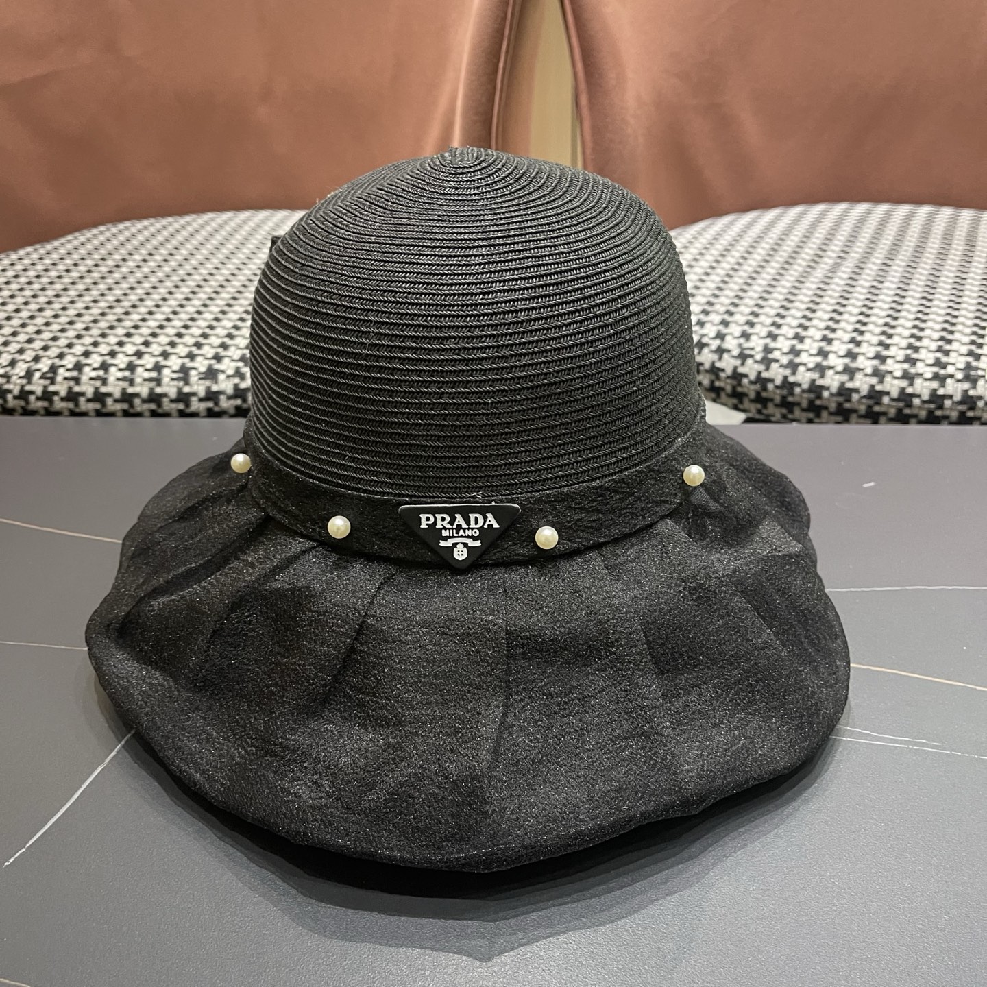 普拉达PRADA 2026早春新款防晒休闲度假遮阳帽子女珍珠蝴蝶结草编渔夫帽显脸小