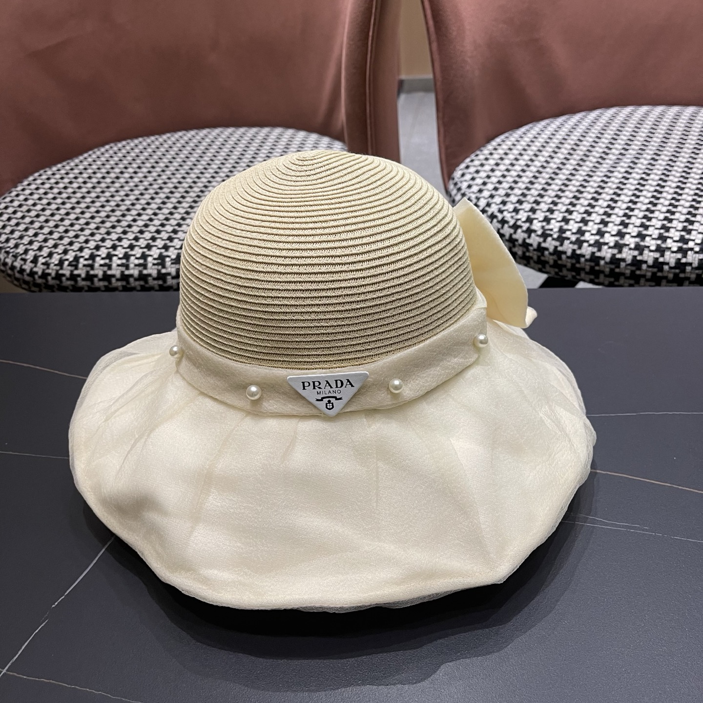 普拉达PRADA 2026早春新款防晒休闲度假遮阳帽子女珍珠蝴蝶结草编渔夫帽显脸小