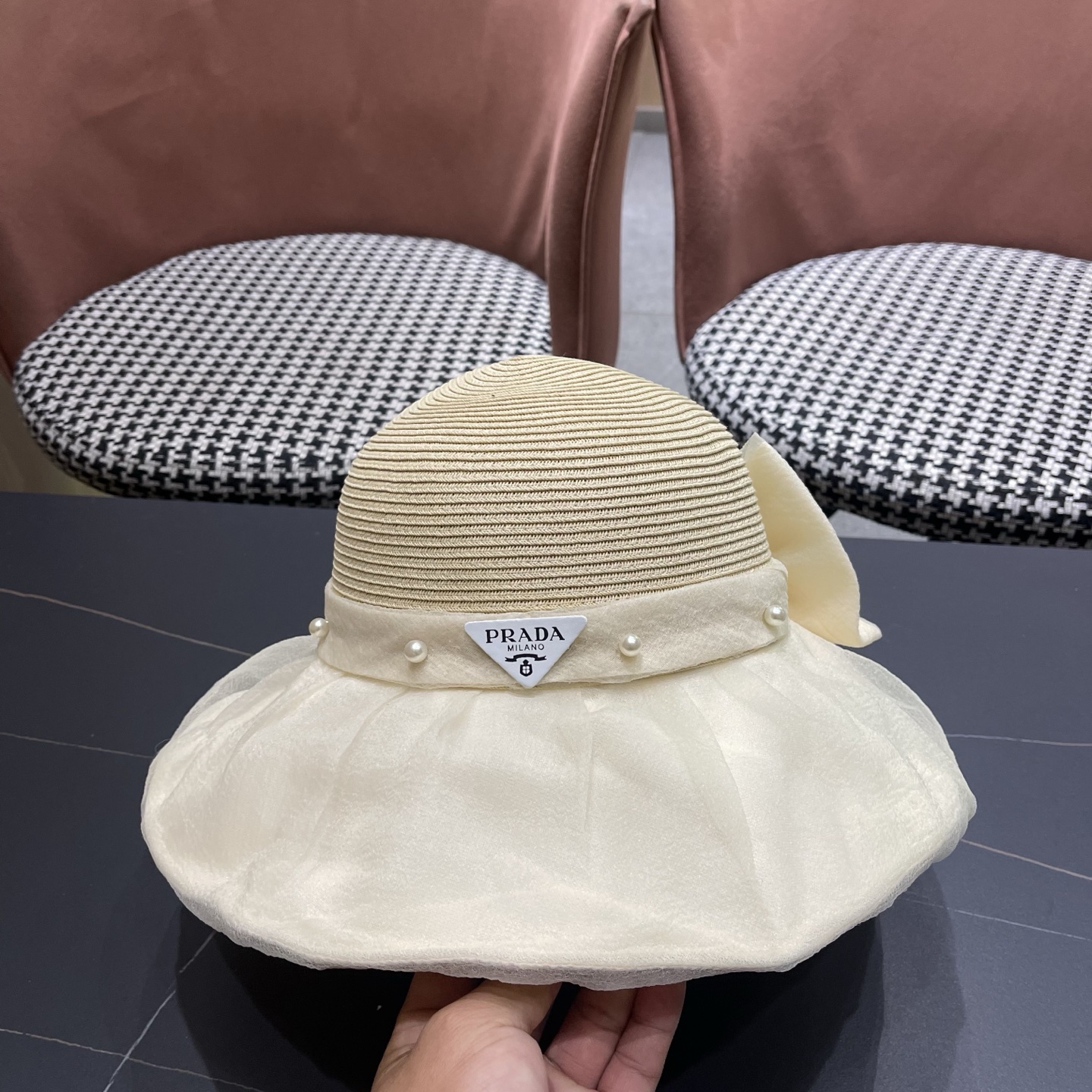 普拉达PRADA 2026早春新款防晒休闲度假遮阳帽子女珍珠蝴蝶结草编渔夫帽显脸小