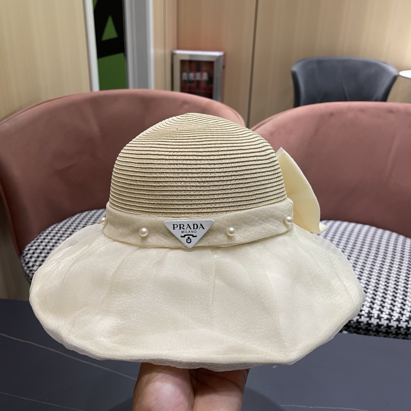 普拉达PRADA 2026早春新款防晒休闲度假遮阳帽子女珍珠蝴蝶结草编渔夫帽显脸小