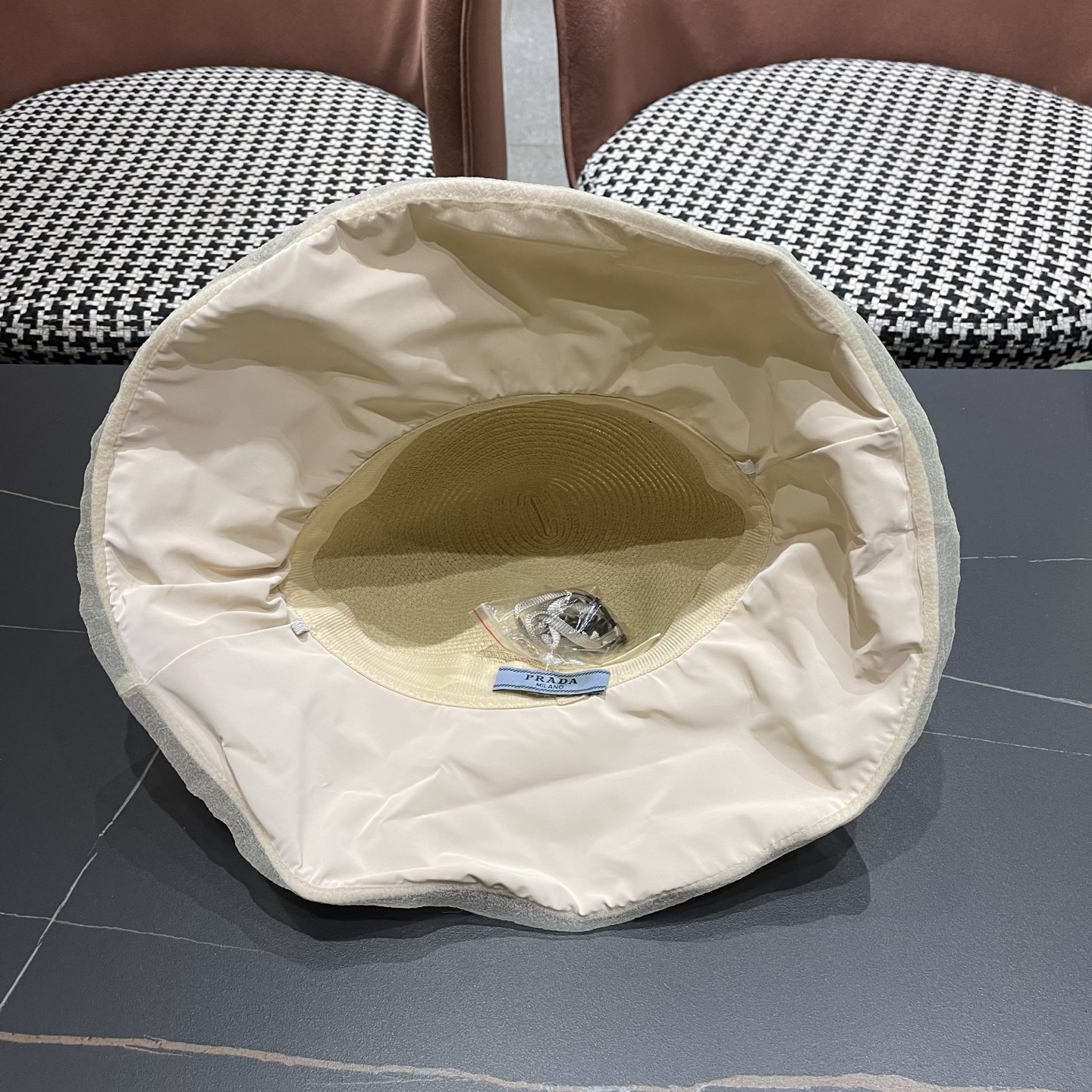 普拉达PRADA 2026早春新款防晒休闲度假遮阳帽子女珍珠蝴蝶结草编渔夫帽显脸小