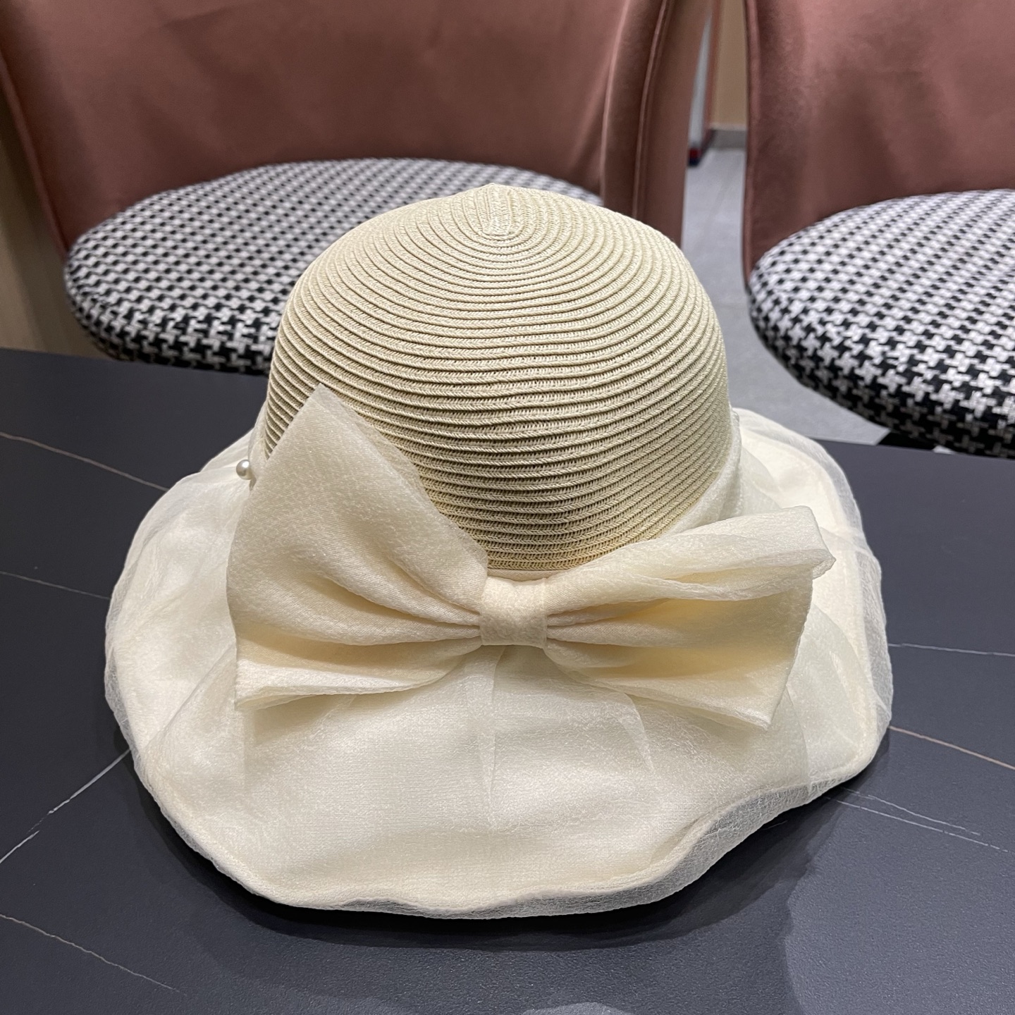 普拉达PRADA 2026早春新款防晒休闲度假遮阳帽子女珍珠蝴蝶结草编渔夫帽显脸小