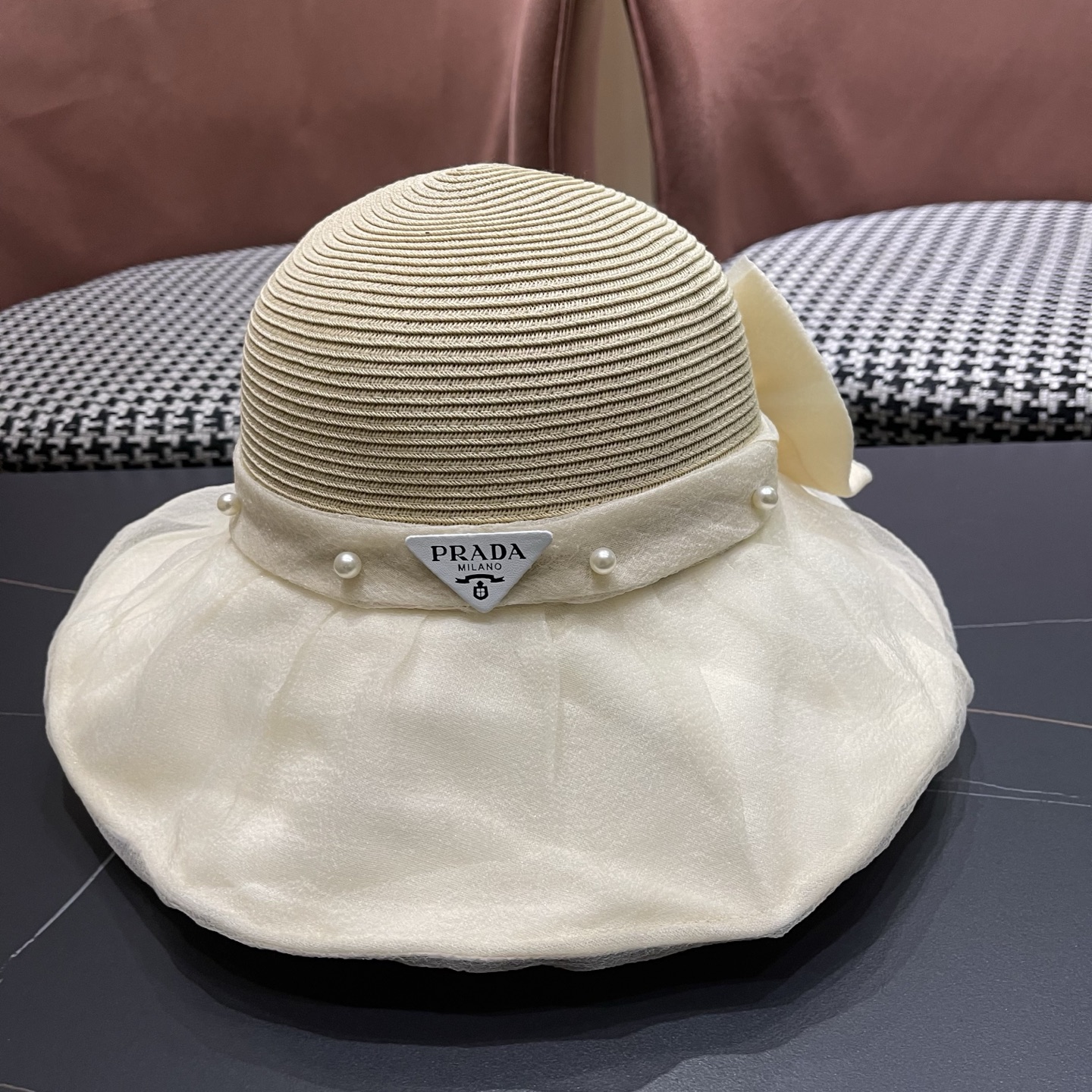普拉达PRADA 2026早春新款防晒休闲度假遮阳帽子女珍珠蝴蝶结草编渔夫帽显脸小
