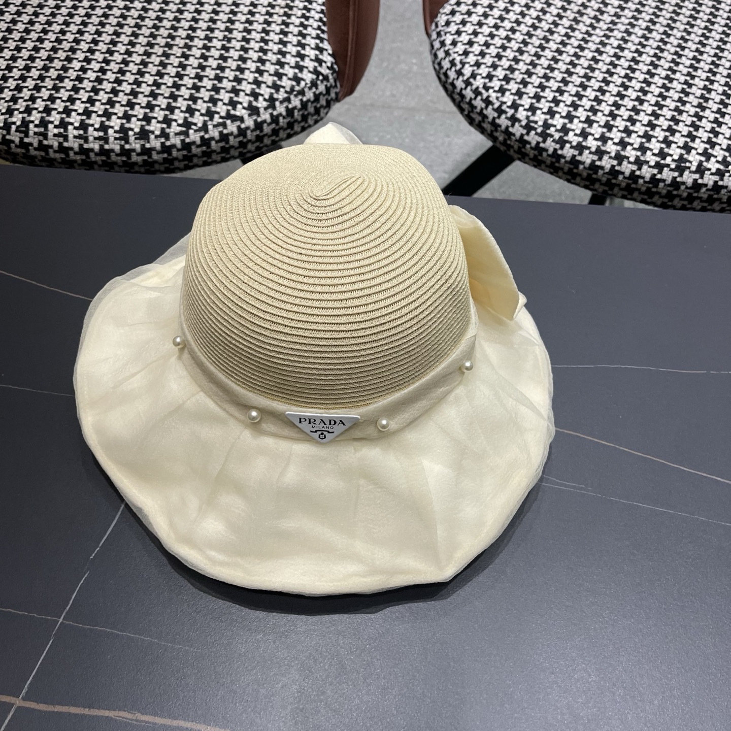 普拉达PRADA 2026早春新款防晒休闲度假遮阳帽子女珍珠蝴蝶结草编渔夫帽显脸小