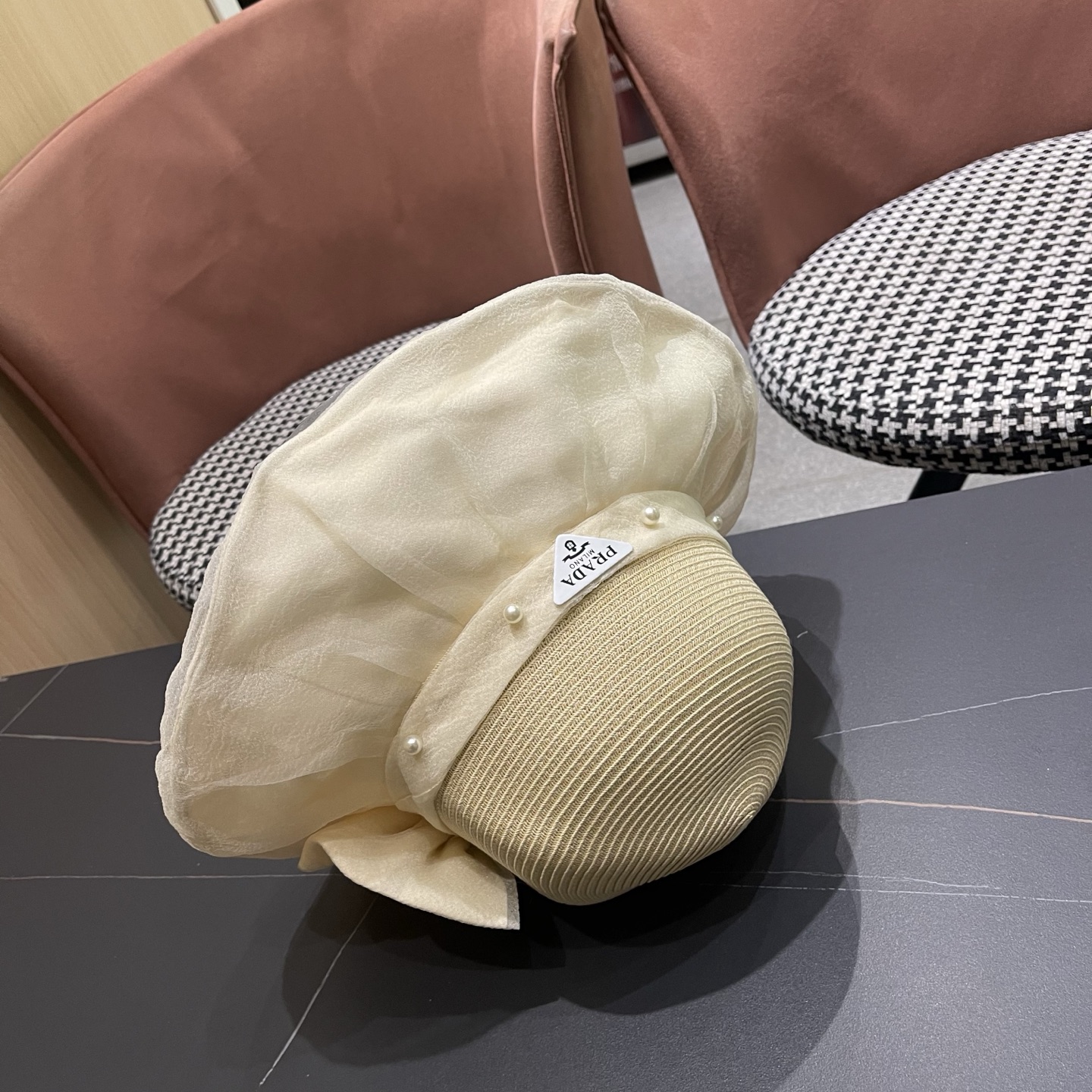 普拉达PRADA 2026早春新款防晒休闲度假遮阳帽子女珍珠蝴蝶结草编渔夫帽显脸小