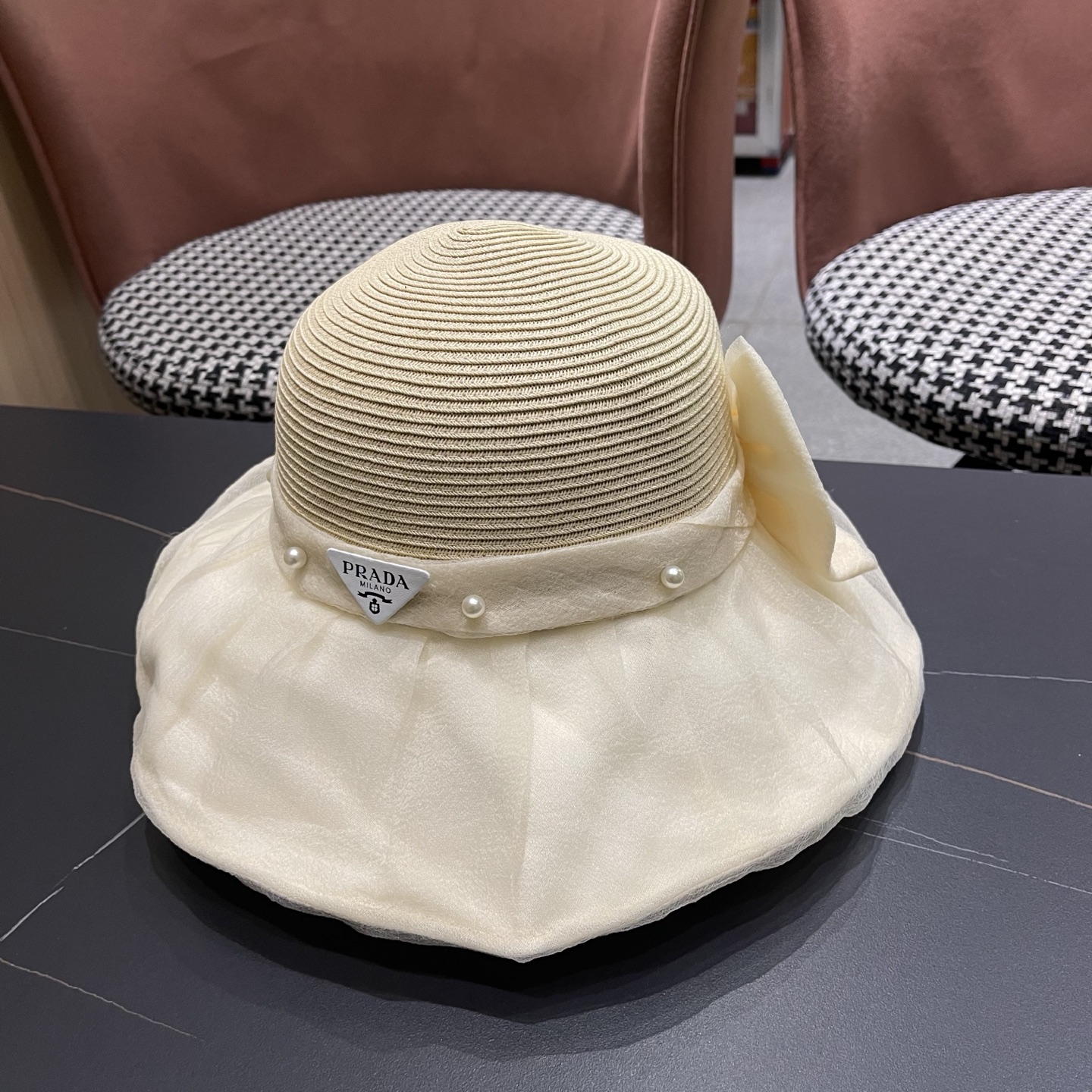 普拉达PRADA 2026早春新款防晒休闲度假遮阳帽子女珍珠蝴蝶结草编渔夫帽显脸小