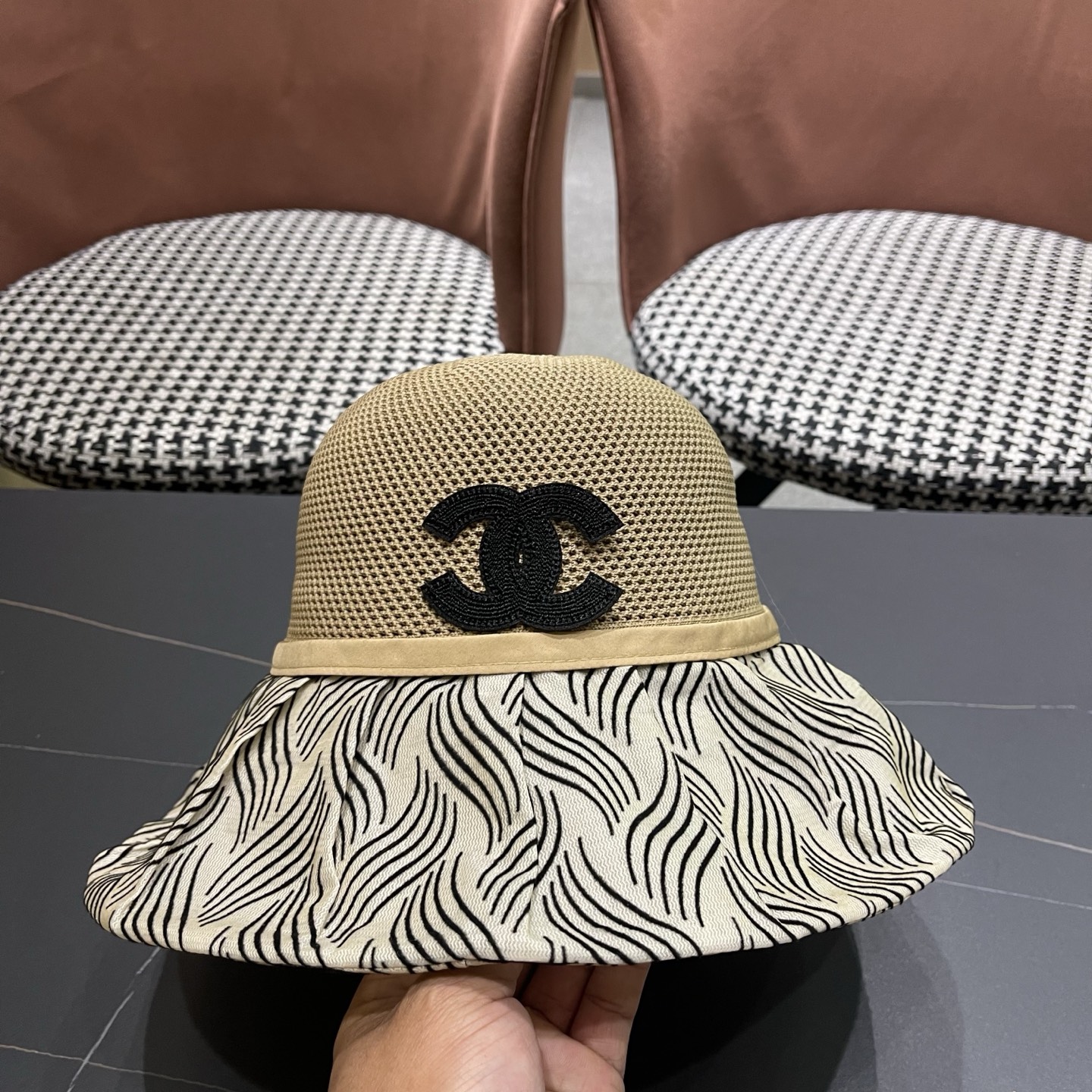 香奈儿Chanel新款夏季女防紫外线渔夫帽户外遮脸太阳帽字母镂空帽出游沙滩防晒