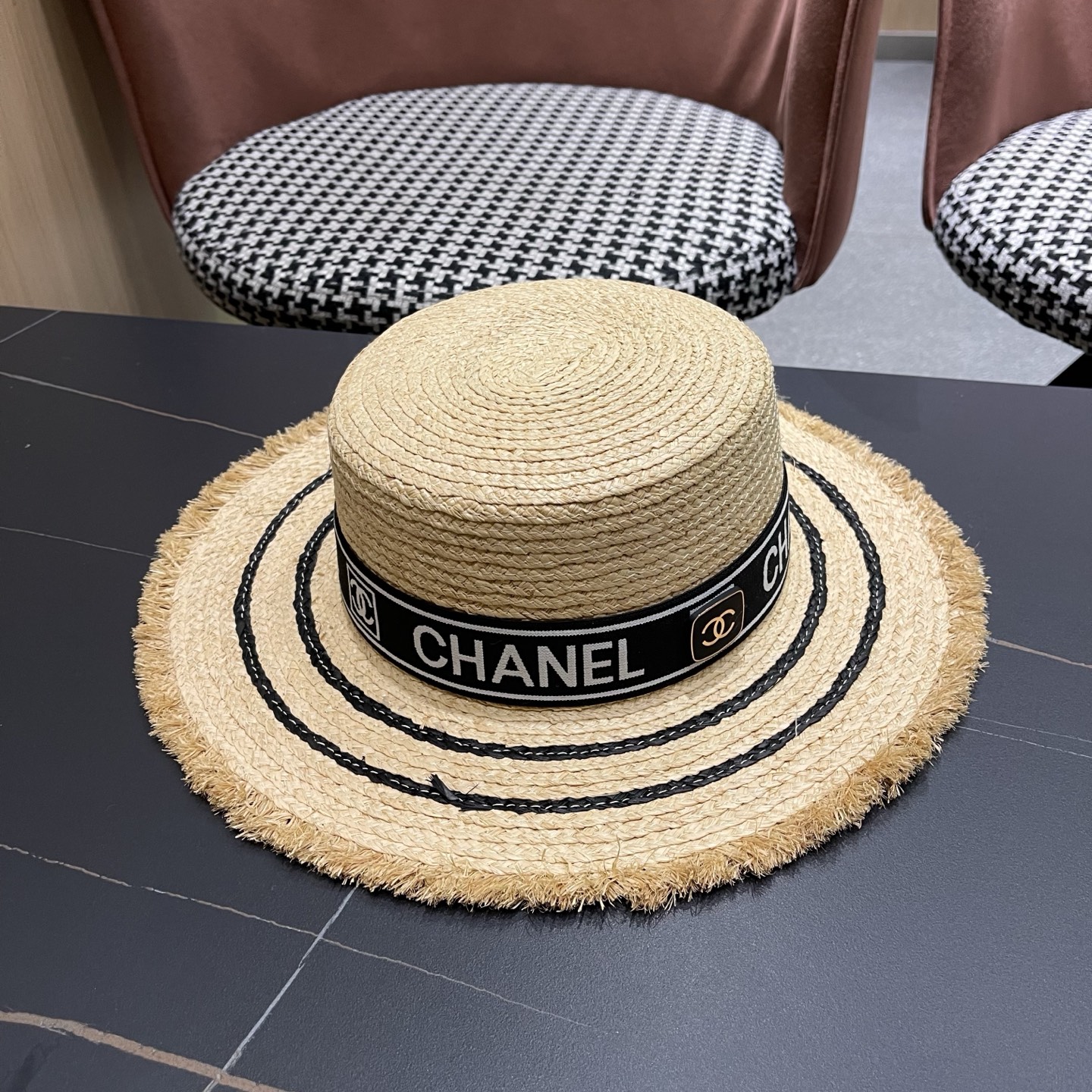 香奈儿CHANEL 平顶拉菲草帽女夏季海边沙滩度假风复古编织礼帽防晒遮阳帽子