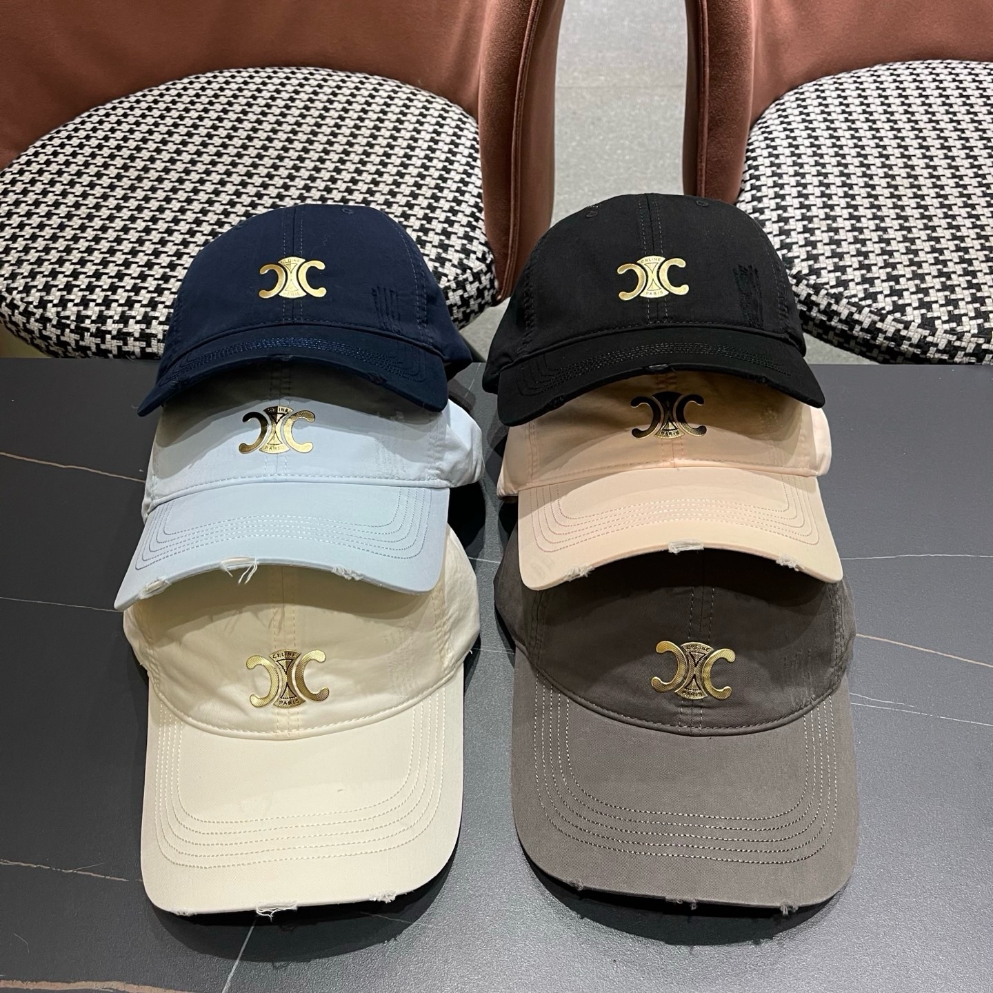 CELINE（塞琳）棒球帽🧢简简单单但很有辨识度 走在人群中一眼就能吸引住眼球