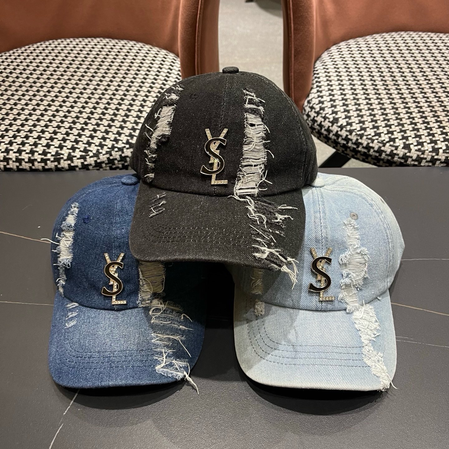 YSL圣罗兰 牛仔破洞棒球帽 简单休闲风的棒球帽 减龄百搭 适配度很高！简单随性~