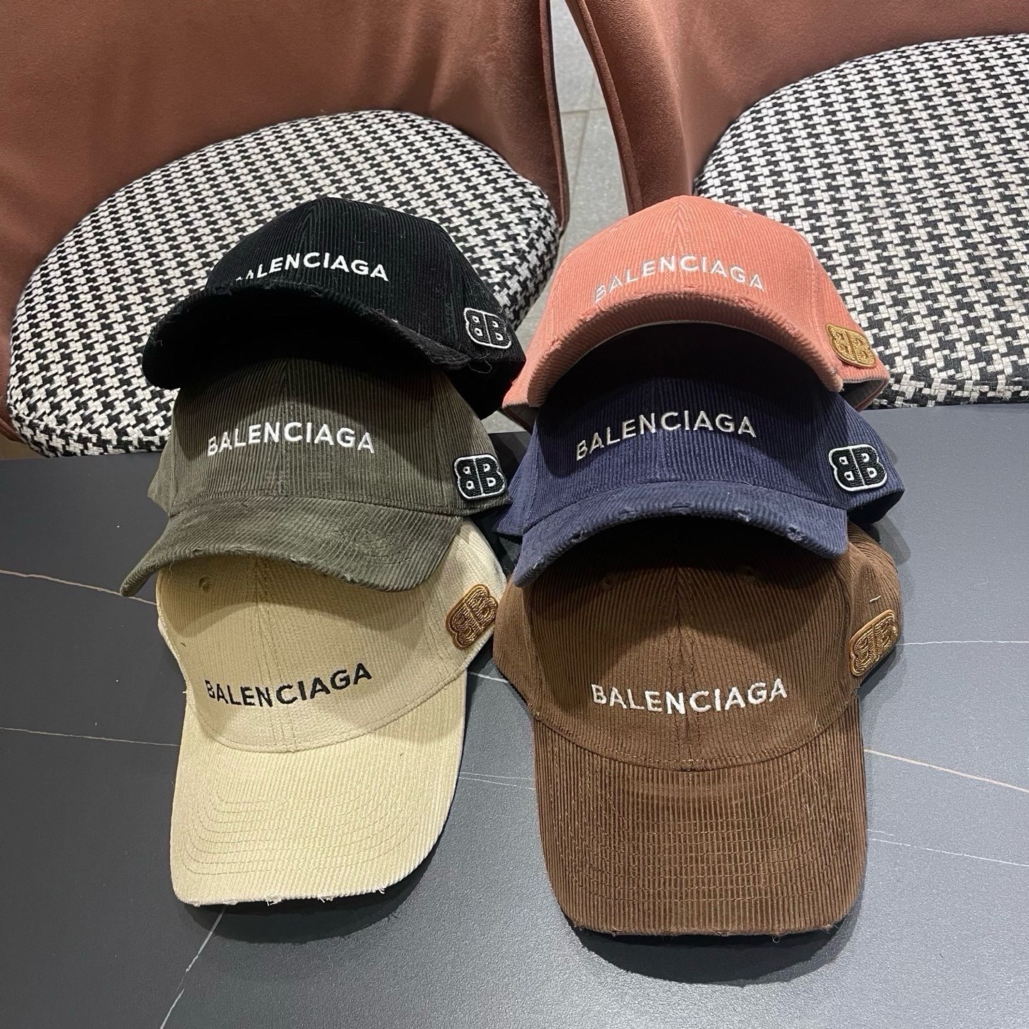 巴黎世家Balenciaga 秋冬版新款正式来袭，众明星款 巴黎世家 高档棒球帽，细节做工特别精致，专柜