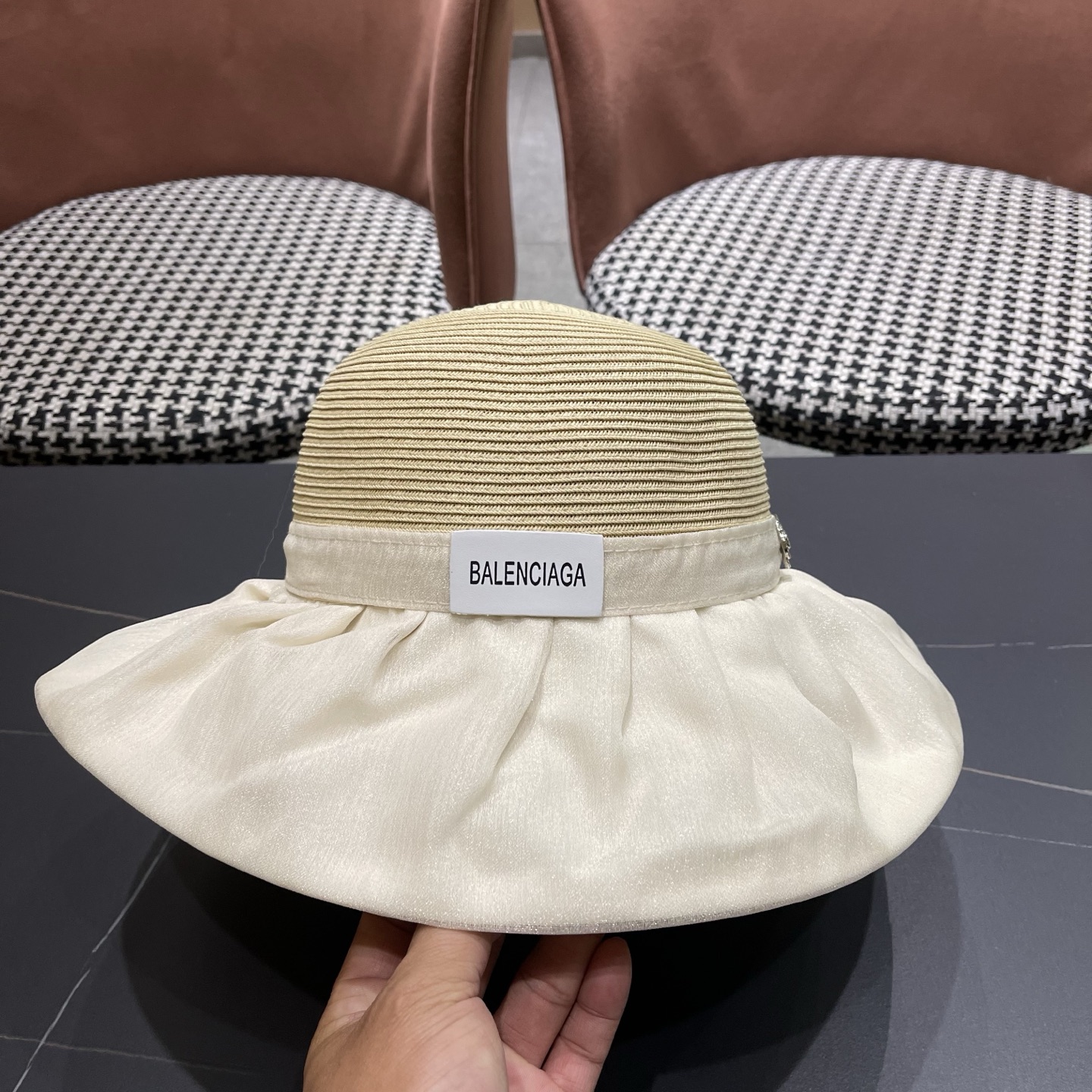 Balenciaga 巴黎世家夏季飘带蝴蝶结防晒遮阳帽女户外防紫外线沙滩太阳帽