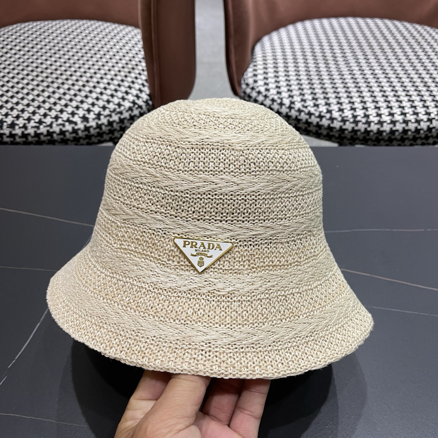 PRADA普拉达 新款草帽女夏季镂空时尚渔夫帽春秋遮阳盆帽出游百搭防晒帽