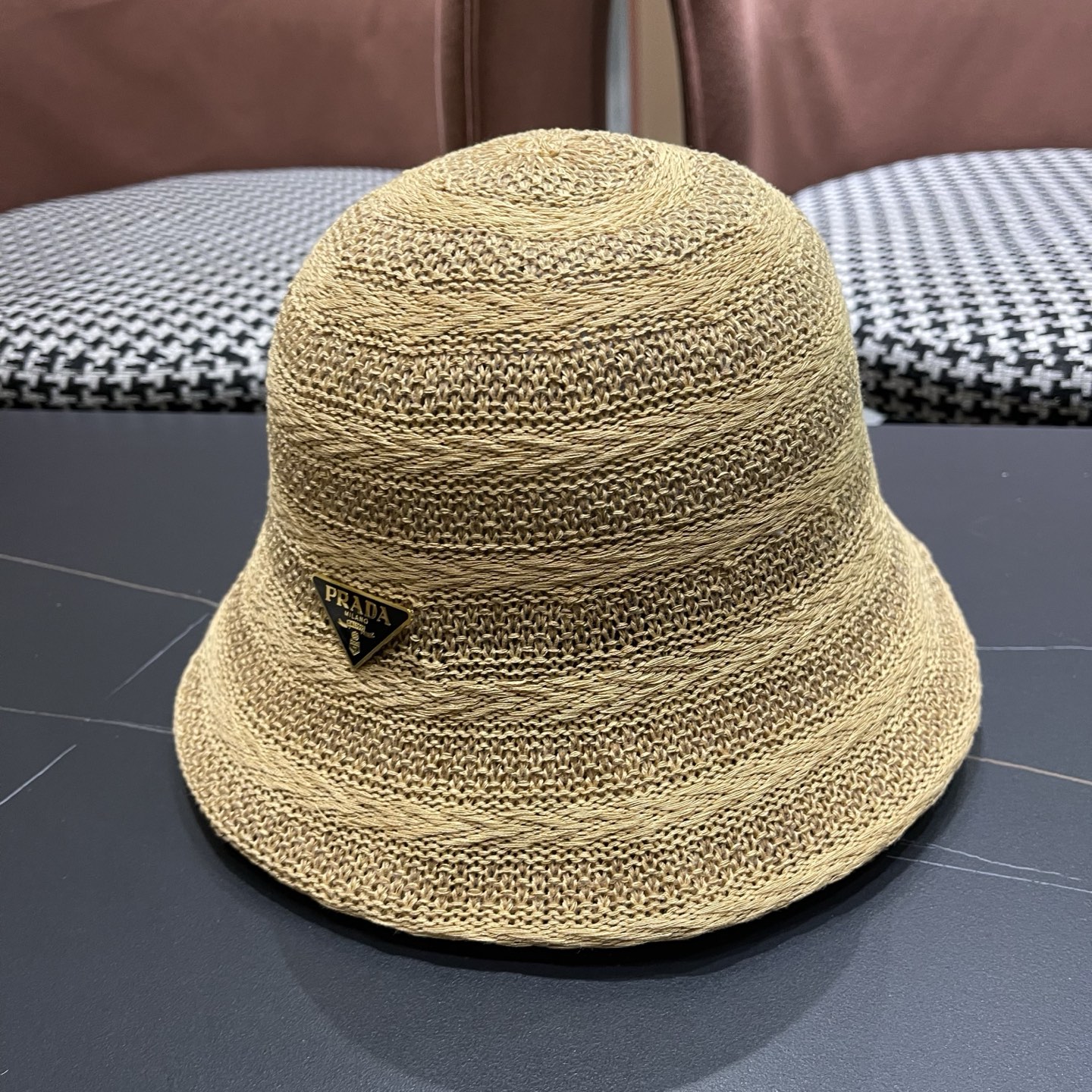 PRADA普拉达 新款草帽女夏季镂空时尚渔夫帽春秋遮阳盆帽出游百搭防晒帽
