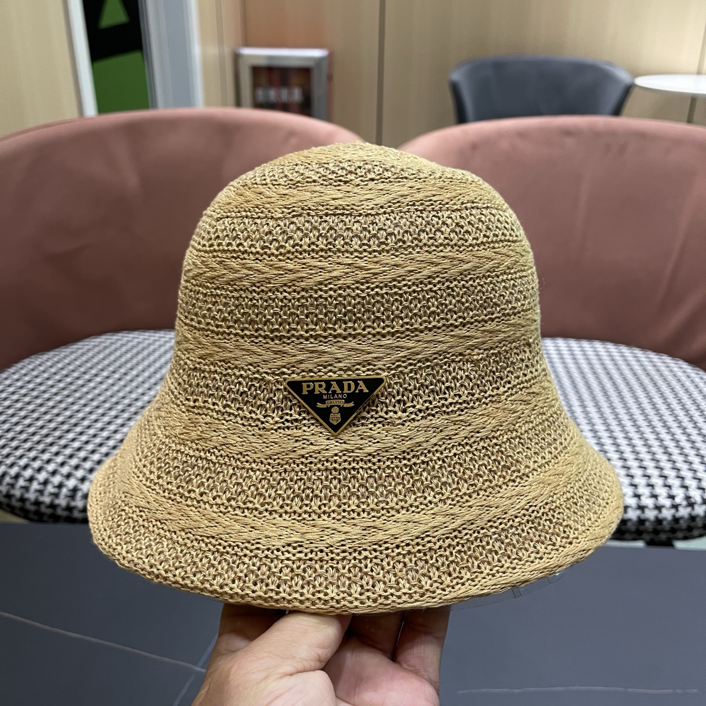 PRADA普拉达 新款草帽女夏季镂空时尚渔夫帽春秋遮阳盆帽出游百搭防晒帽