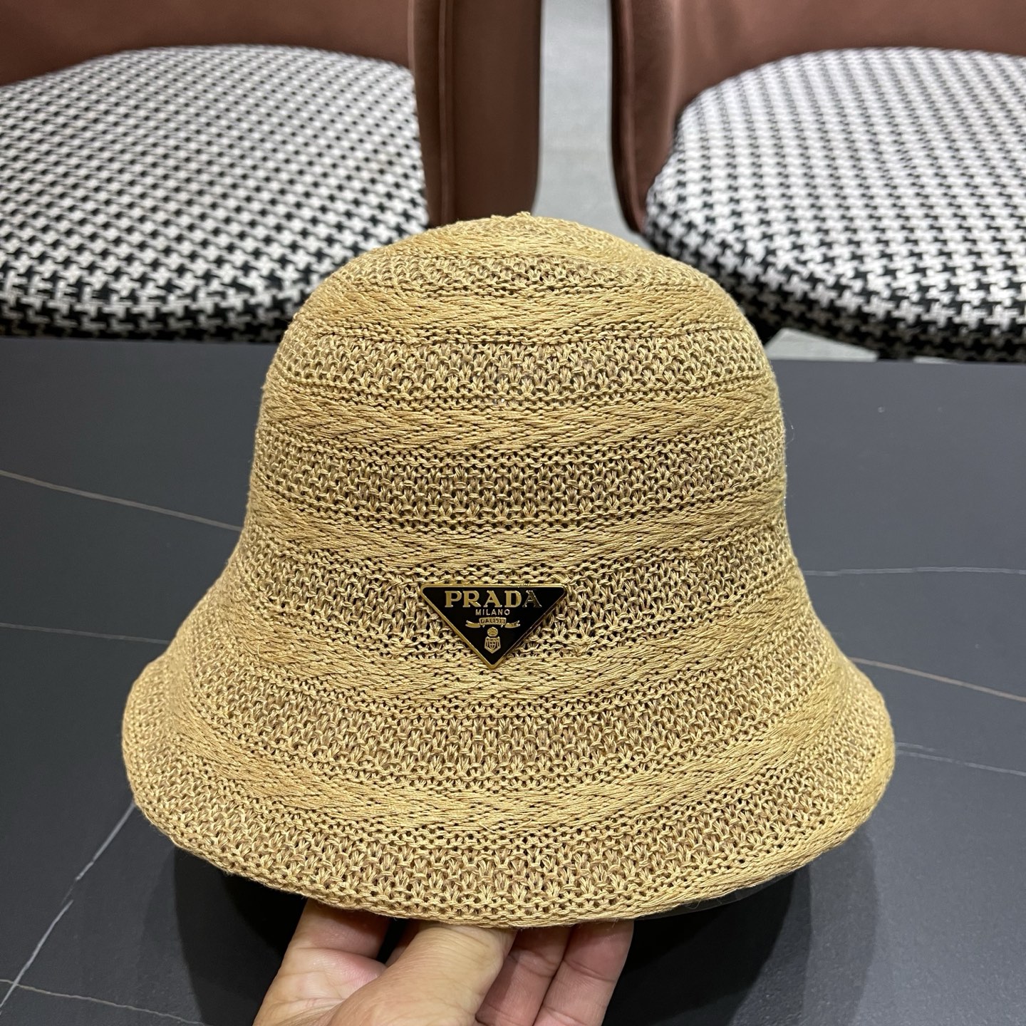 PRADA普拉达 新款草帽女夏季镂空时尚渔夫帽春秋遮阳盆帽出游百搭防晒帽