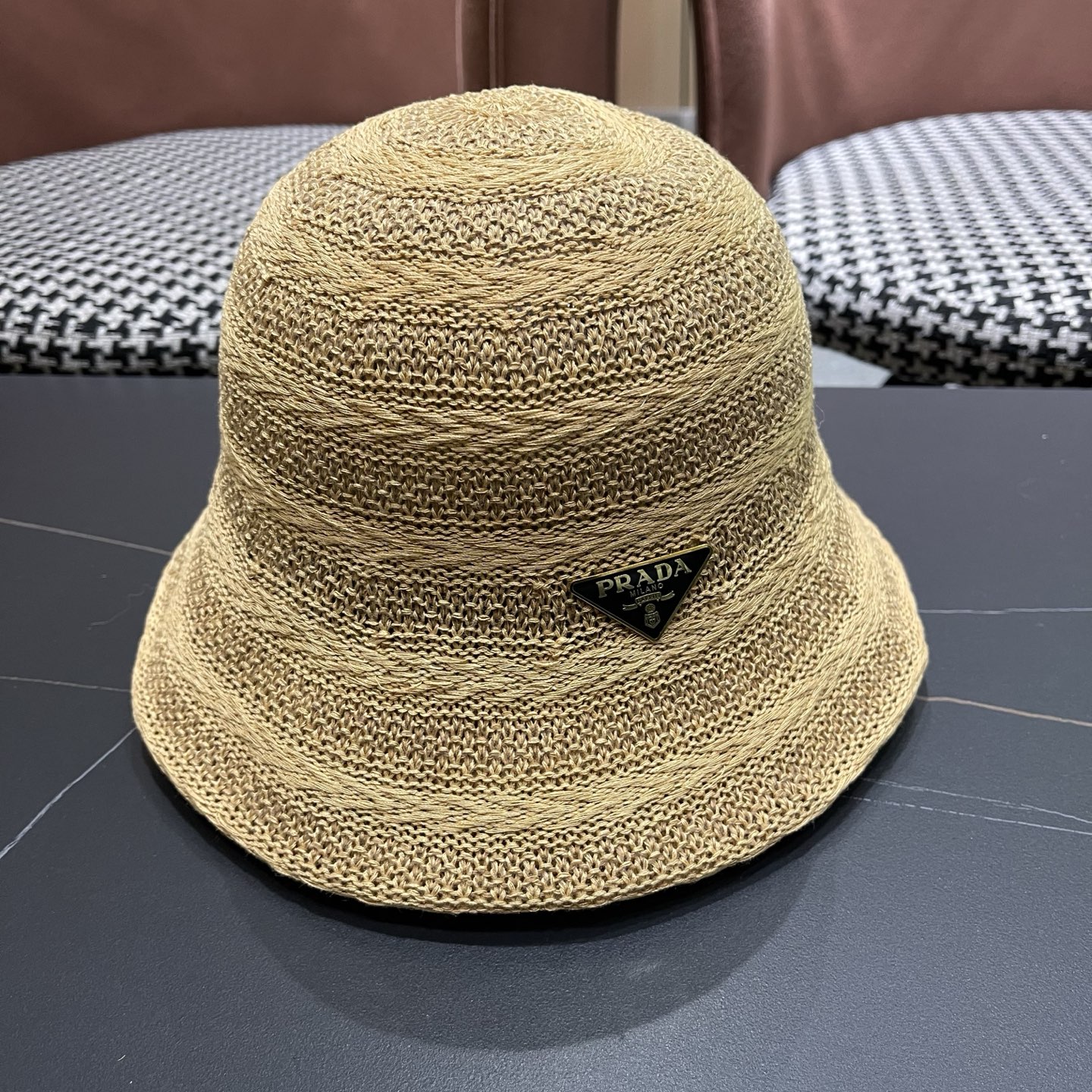 PRADA普拉达 新款草帽女夏季镂空时尚渔夫帽春秋遮阳盆帽出游百搭防晒帽