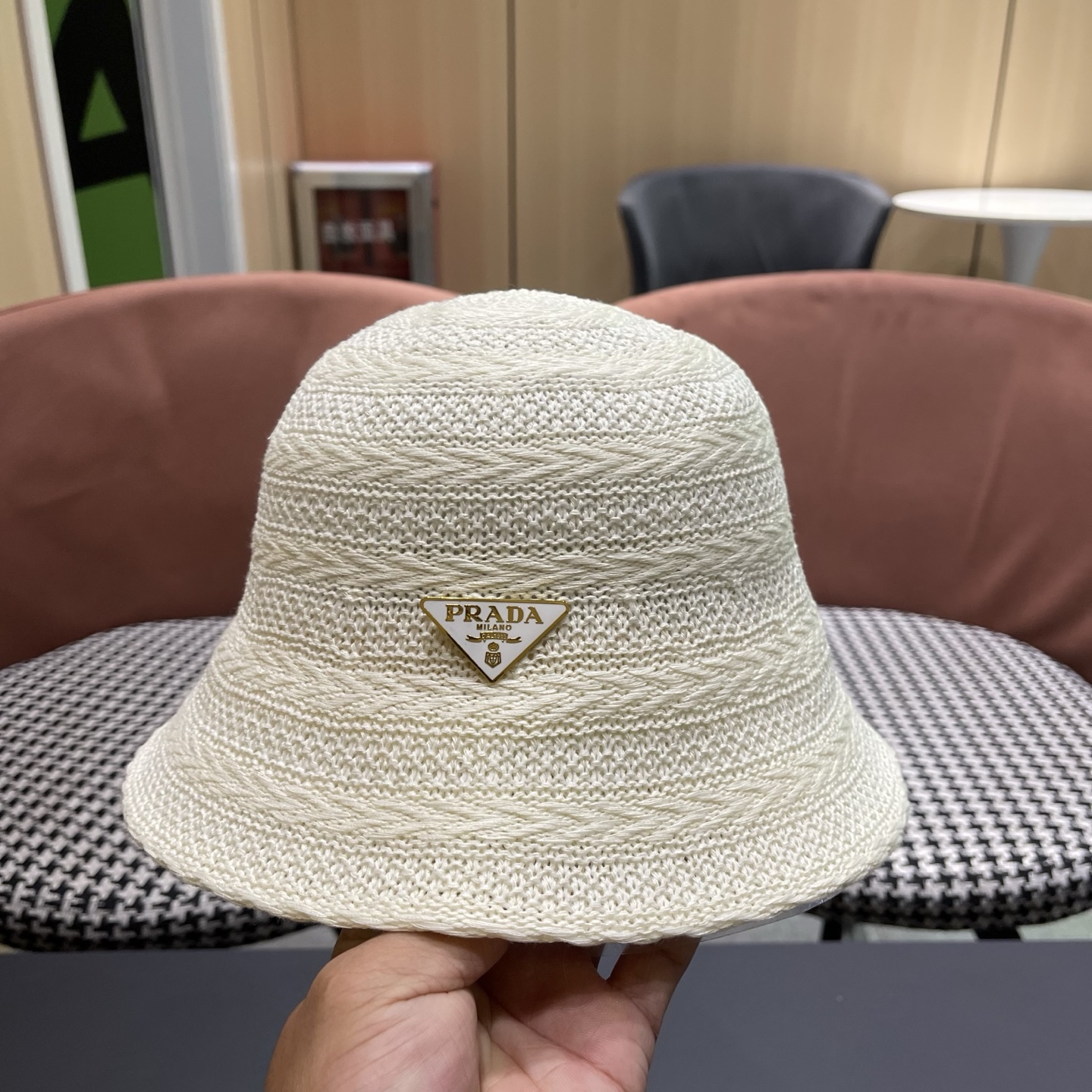 PRADA普拉达 新款草帽女夏季镂空时尚渔夫帽春秋遮阳盆帽出游百搭防晒帽