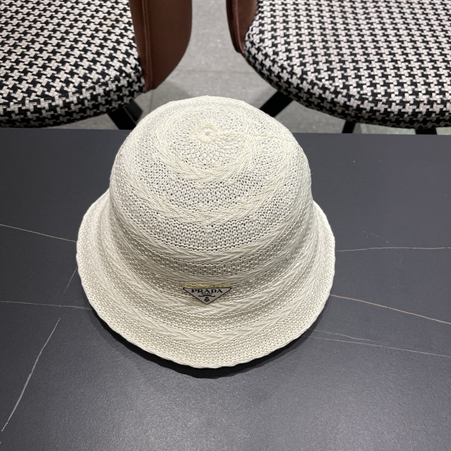 PRADA普拉达 新款草帽女夏季镂空时尚渔夫帽春秋遮阳盆帽出游百搭防晒帽