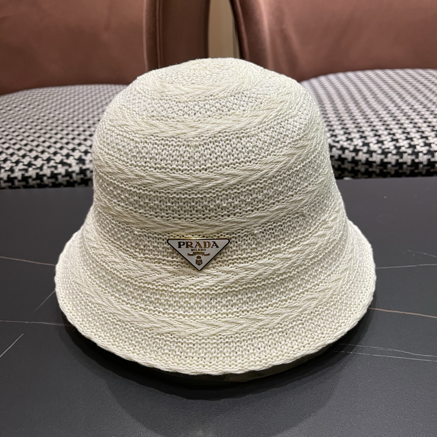PRADA普拉达 新款草帽女夏季镂空时尚渔夫帽春秋遮阳盆帽出游百搭防晒帽