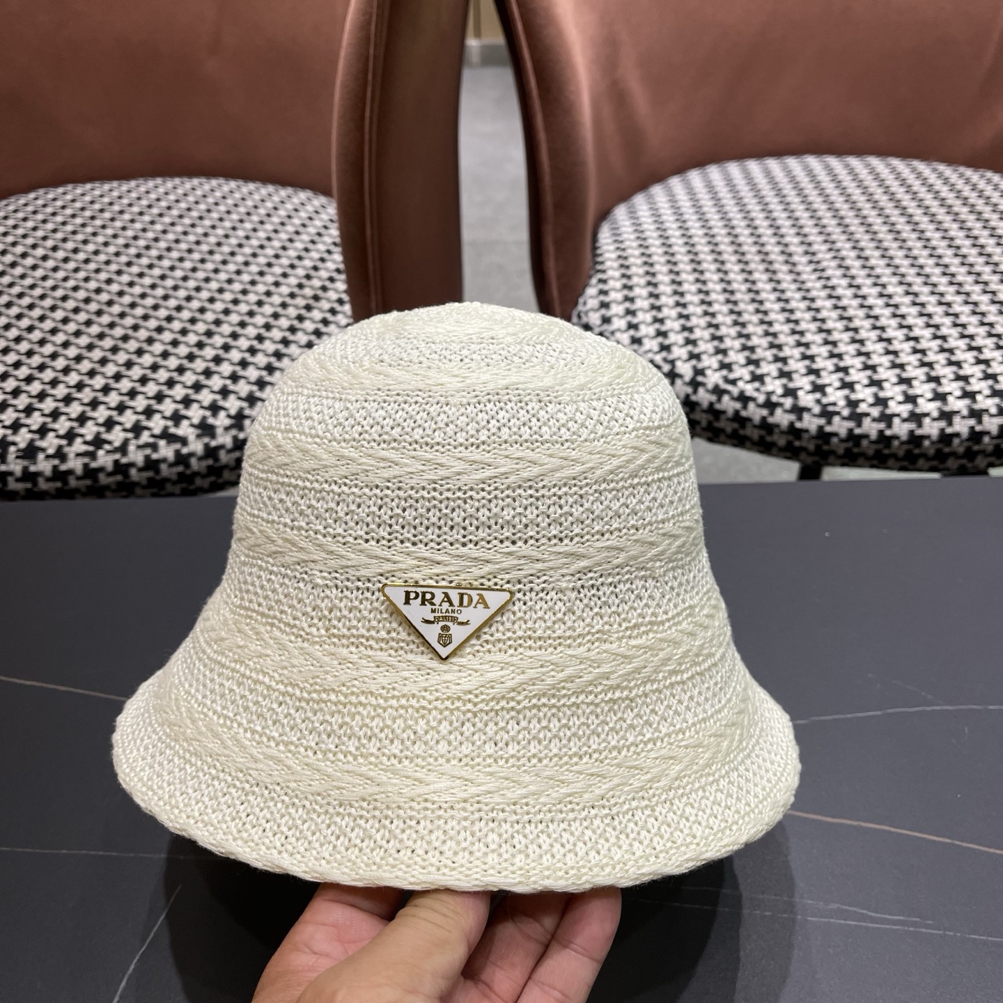 PRADA普拉达 新款草帽女夏季镂空时尚渔夫帽春秋遮阳盆帽出游百搭防晒帽