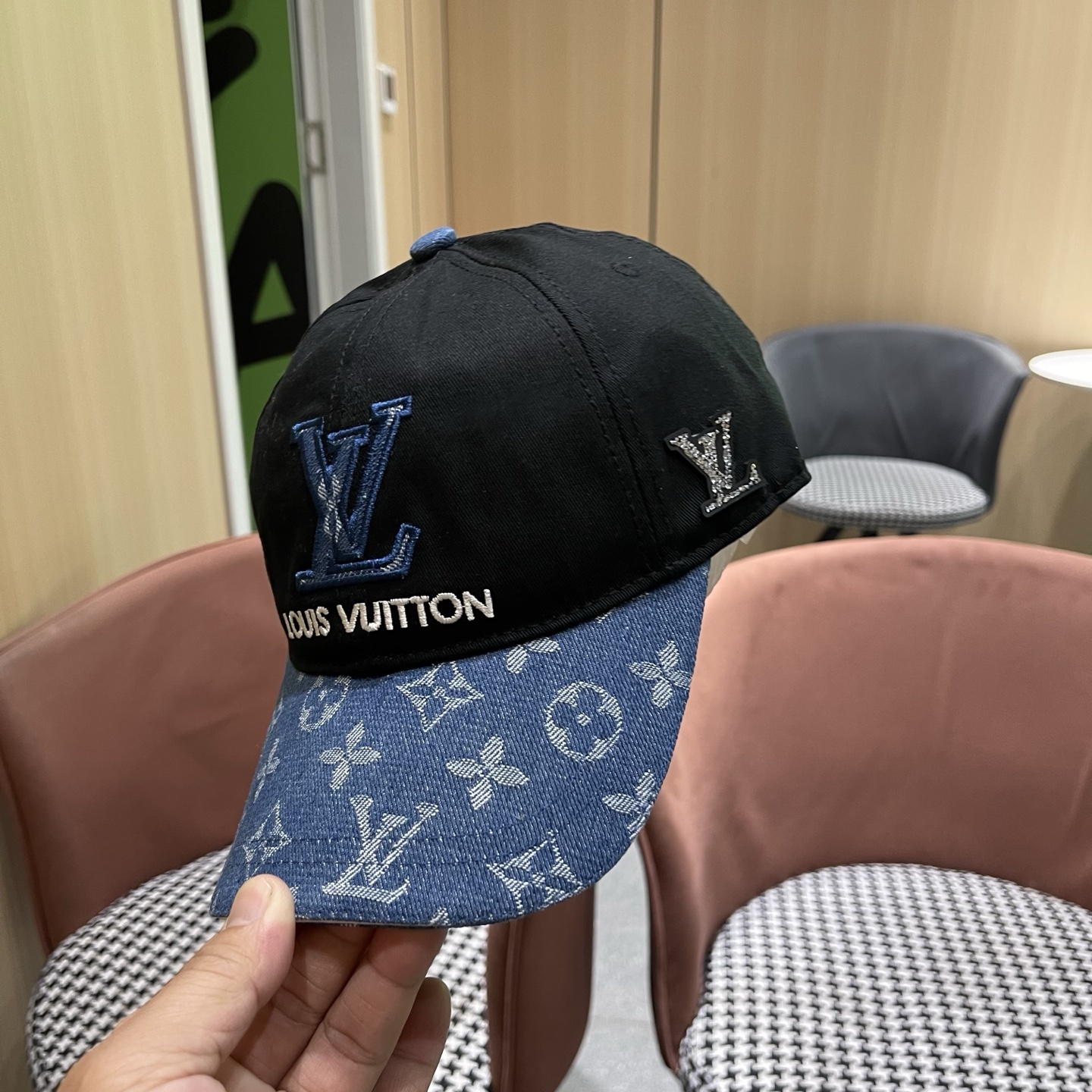 路易威登棒球帽 LouisVuitton刺绣原单棒球帽，高端大气，百搭款🤗男女通用！