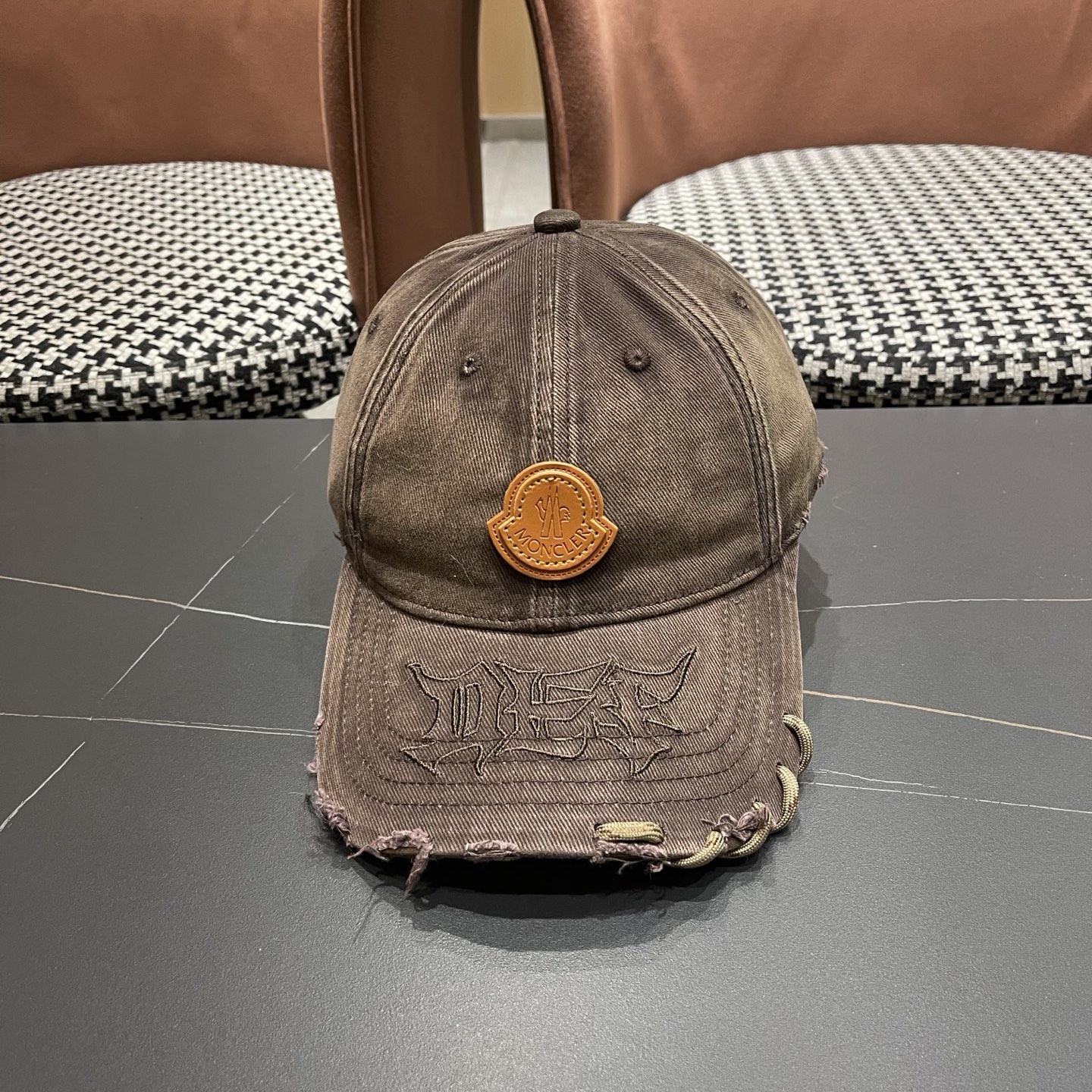 蒙口洗水做牛仔旧棒球帽洗水做破的牛仔风街头风十足更符合现在时尚小哥哥小姐姐的style，机场街拍超飒！