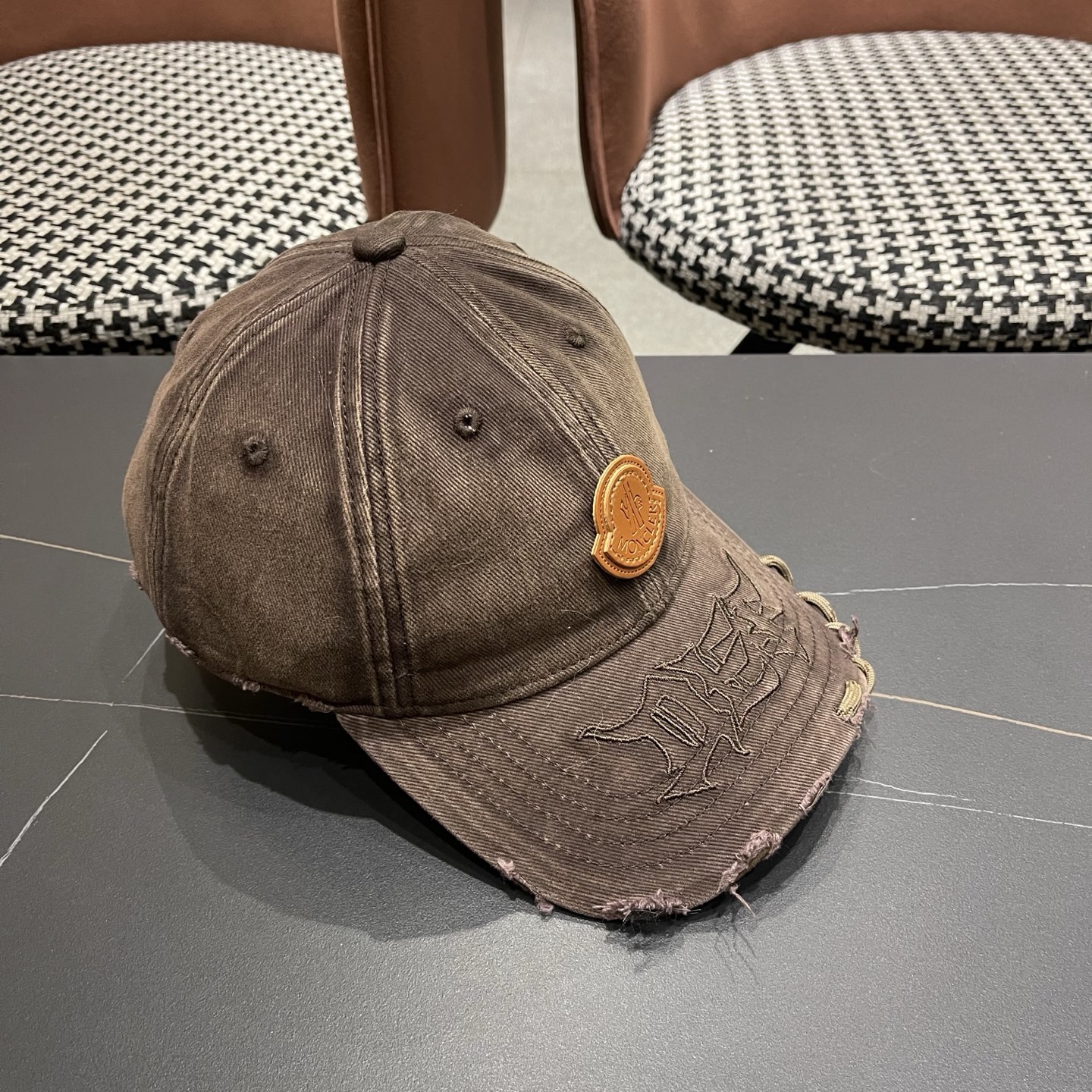 蒙口洗水做牛仔旧棒球帽洗水做破的牛仔风街头风十足更符合现在时尚小哥哥小姐姐的style，机场街拍超飒！