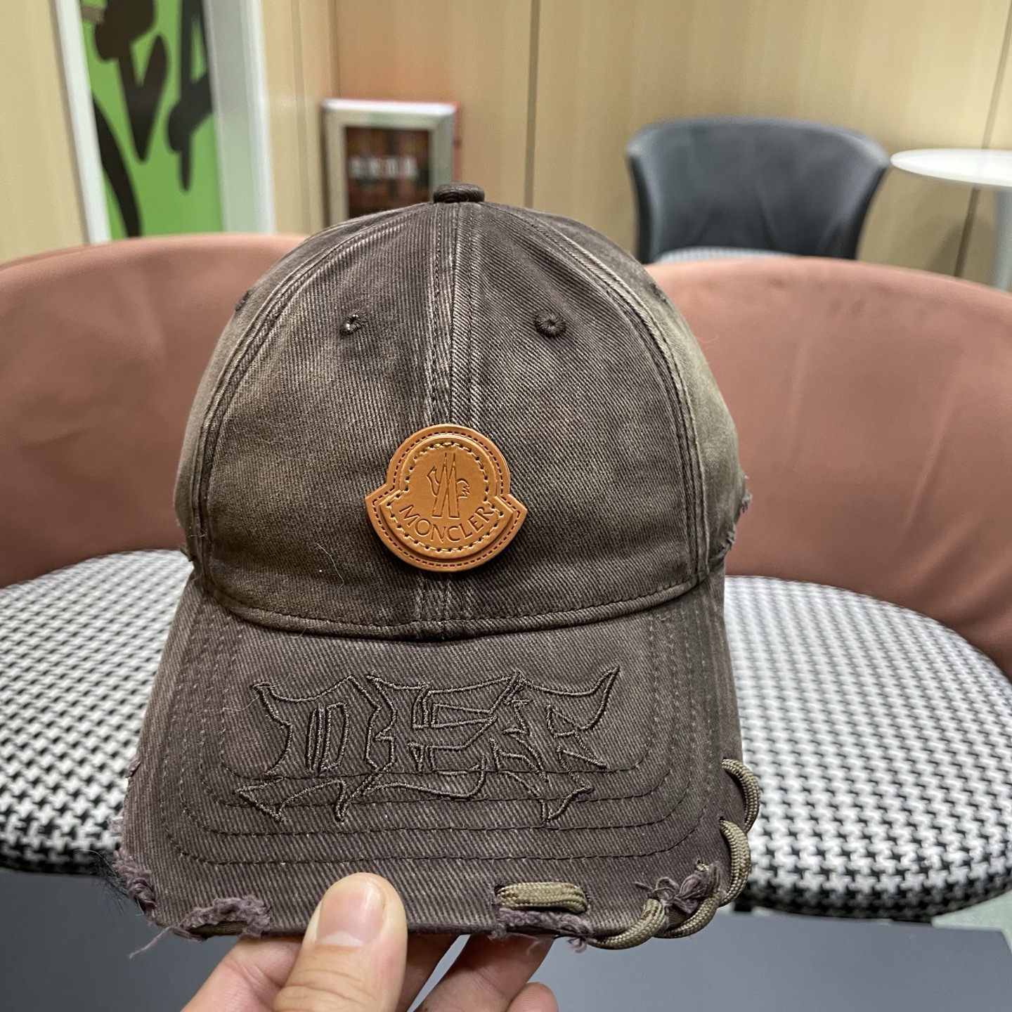 蒙口洗水做牛仔旧棒球帽洗水做破的牛仔风街头风十足更符合现在时尚小哥哥小姐姐的style，机场街拍超飒！