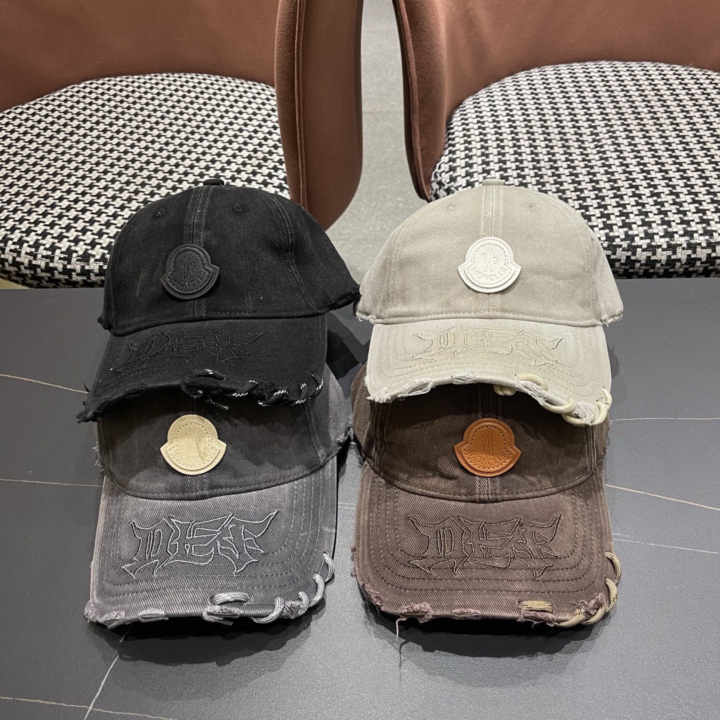 蒙口洗水做牛仔旧棒球帽洗水做破的牛仔风街头风十足更符合现在时尚小哥哥小姐姐的style，机场街拍超飒！