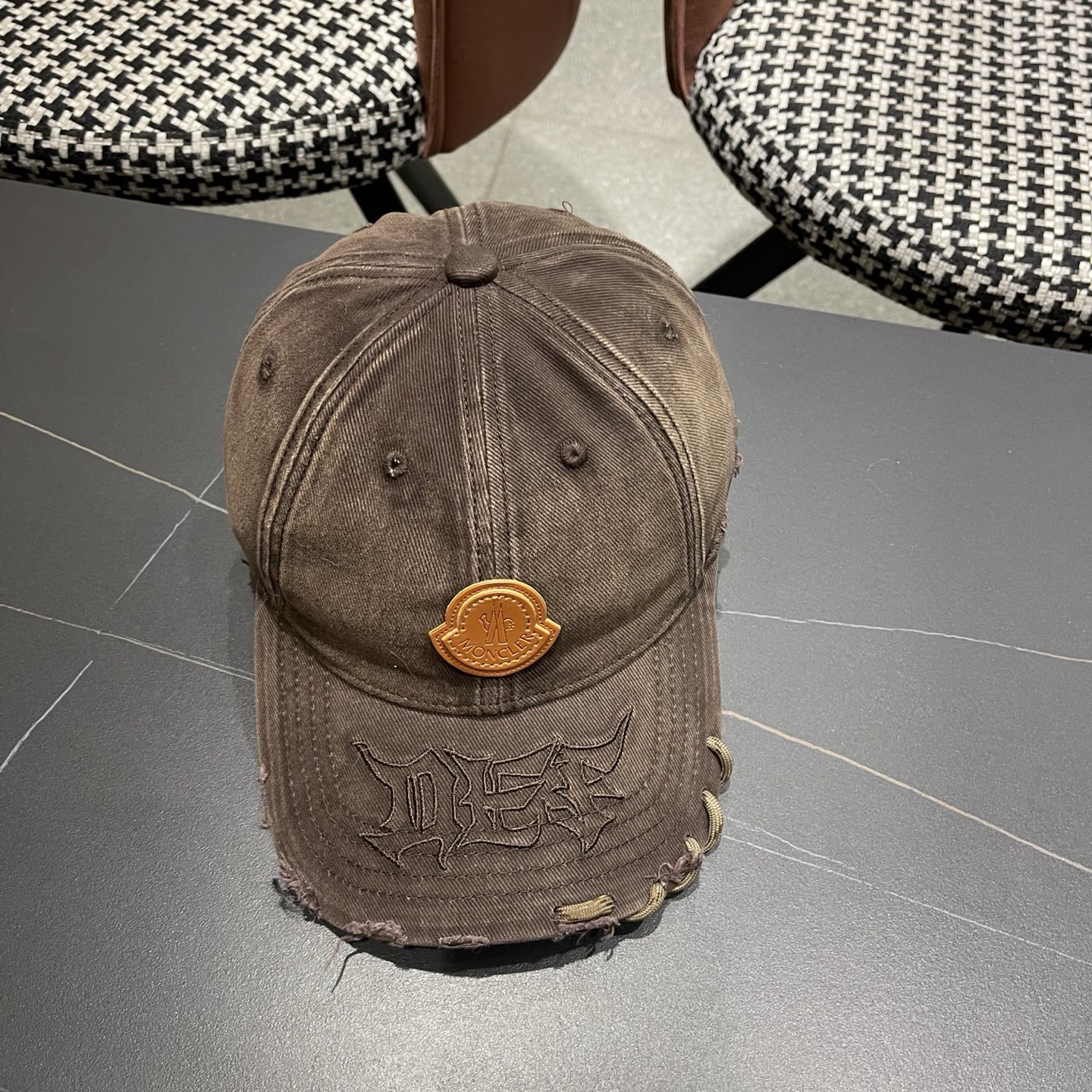 蒙口洗水做牛仔旧棒球帽洗水做破的牛仔风街头风十足更符合现在时尚小哥哥小姐姐的style，机场街拍超飒！