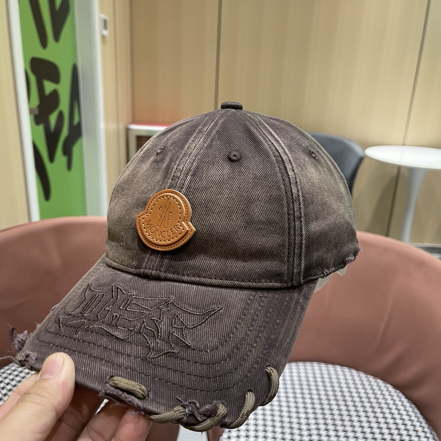 蒙口洗水做牛仔旧棒球帽洗水做破的牛仔风街头风十足更符合现在时尚小哥哥小姐姐的style，机场街拍超飒！