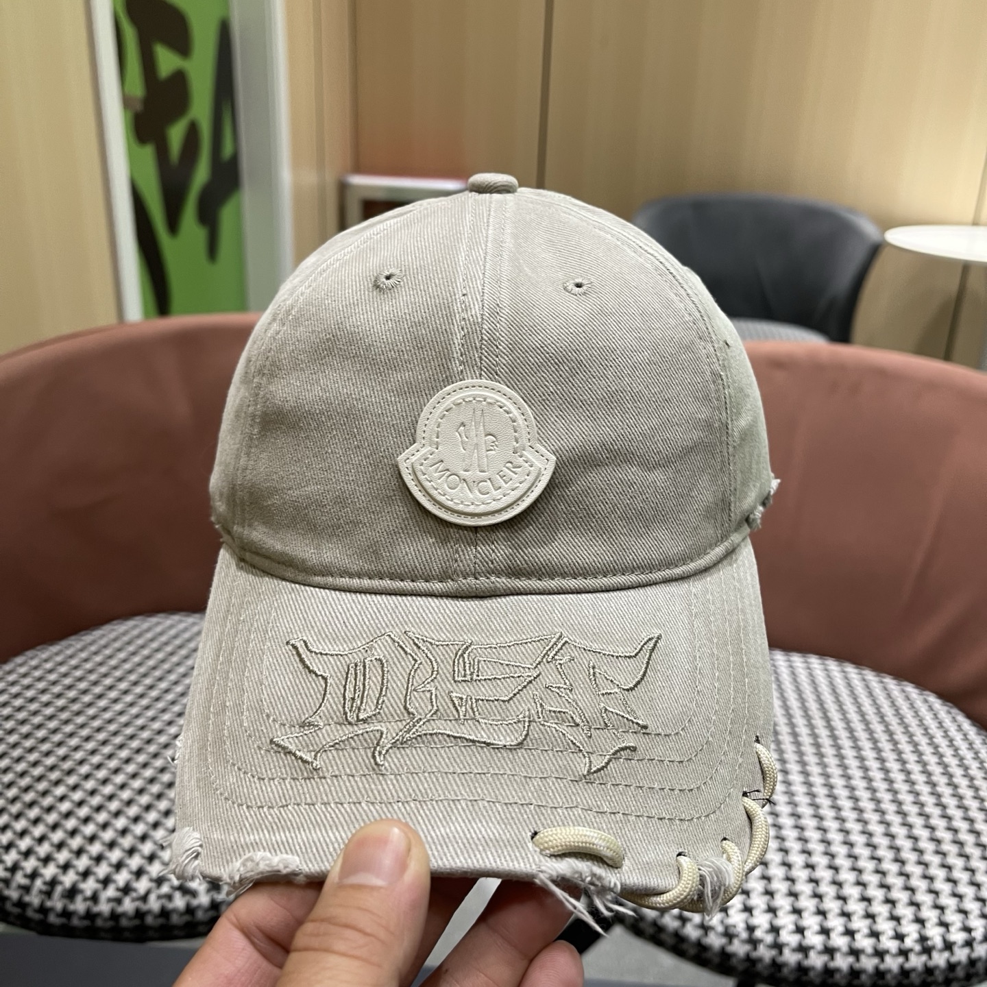 蒙口洗水做牛仔旧棒球帽洗水做破的牛仔风街头风十足更符合现在时尚小哥哥小姐姐的style，机场街拍超飒！