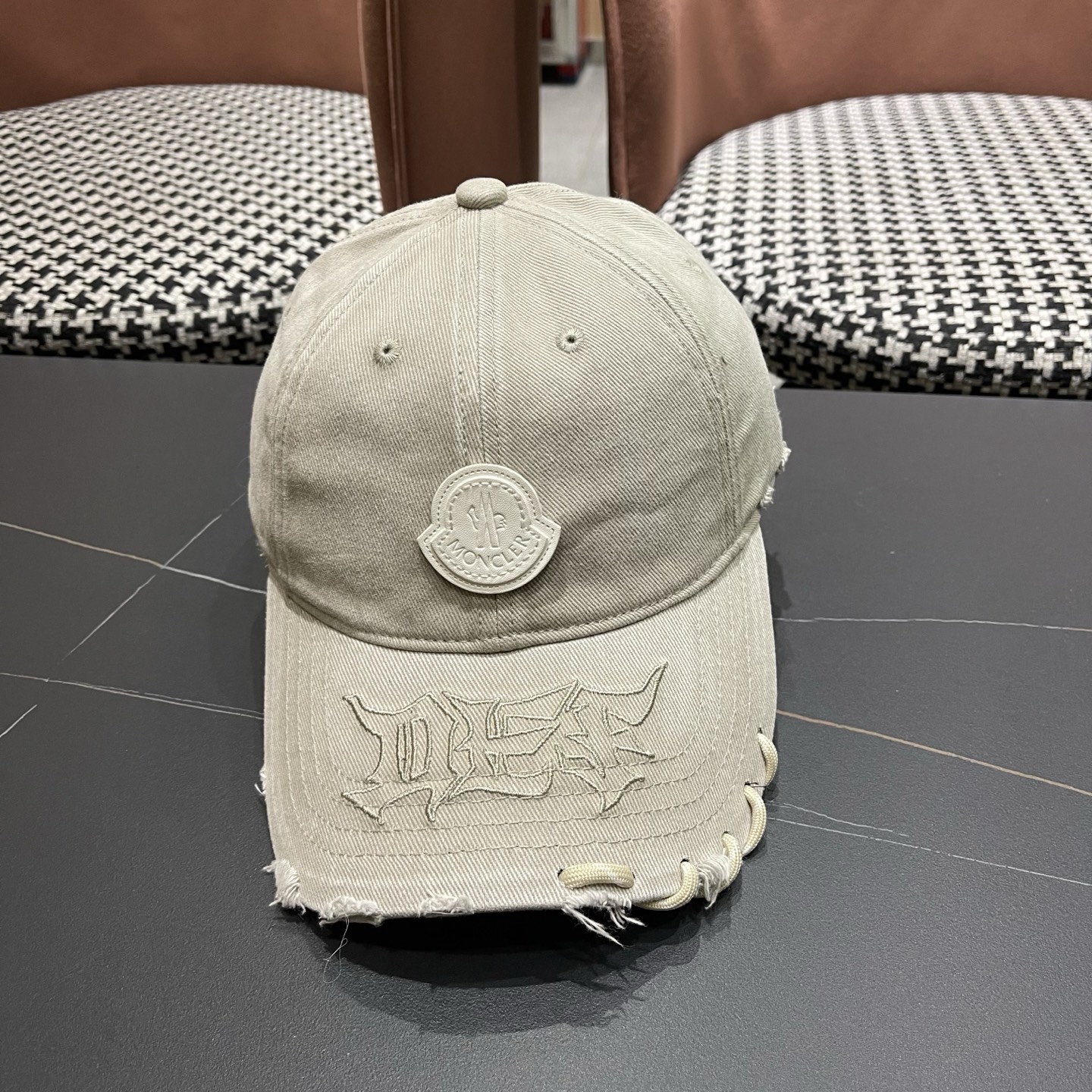 蒙口洗水做牛仔旧棒球帽洗水做破的牛仔风街头风十足更符合现在时尚小哥哥小姐姐的style，机场街拍超飒！
